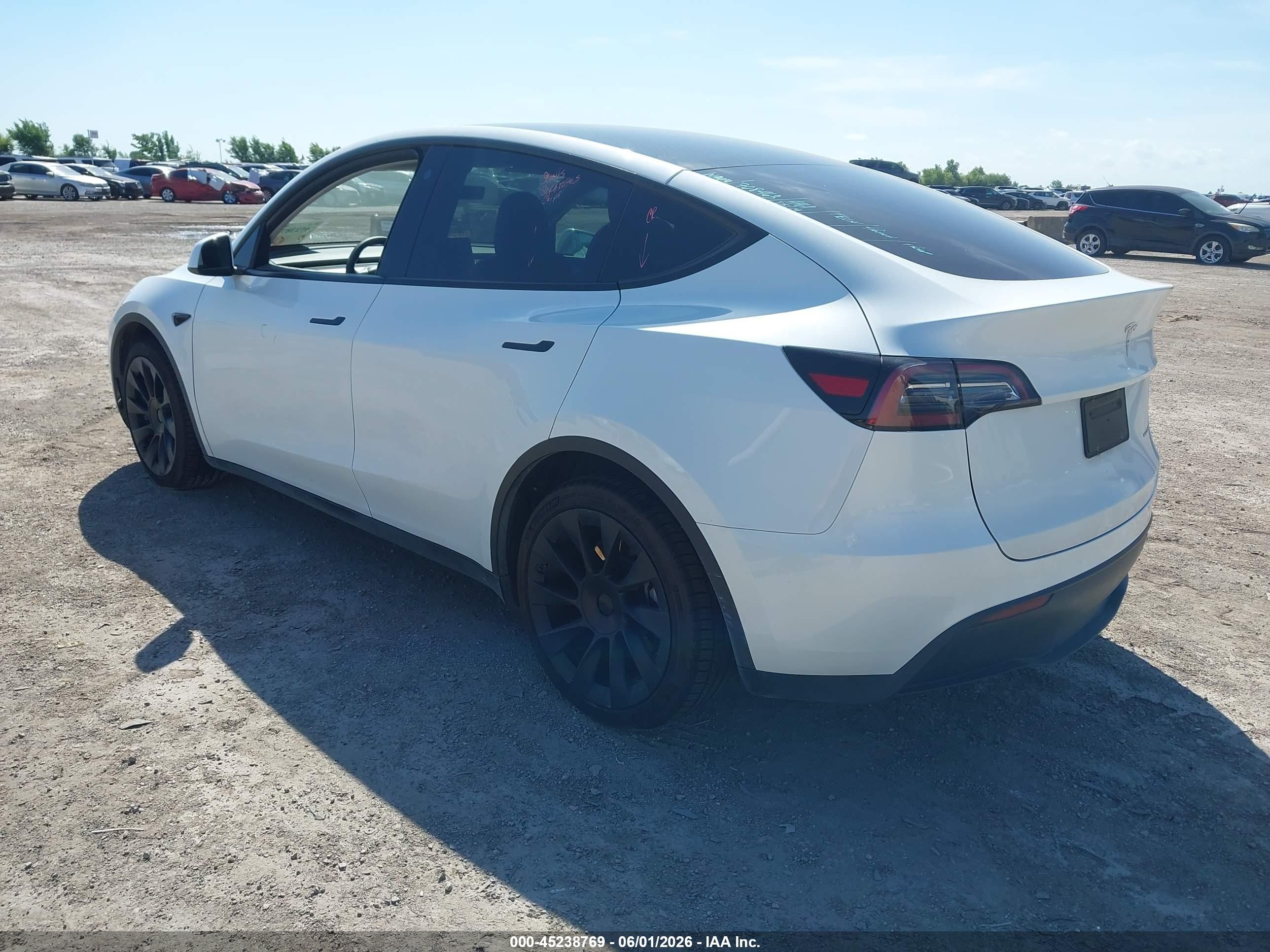 2023 Tesla Model Y   Белый vin: 7SAYGAEE7PF708463