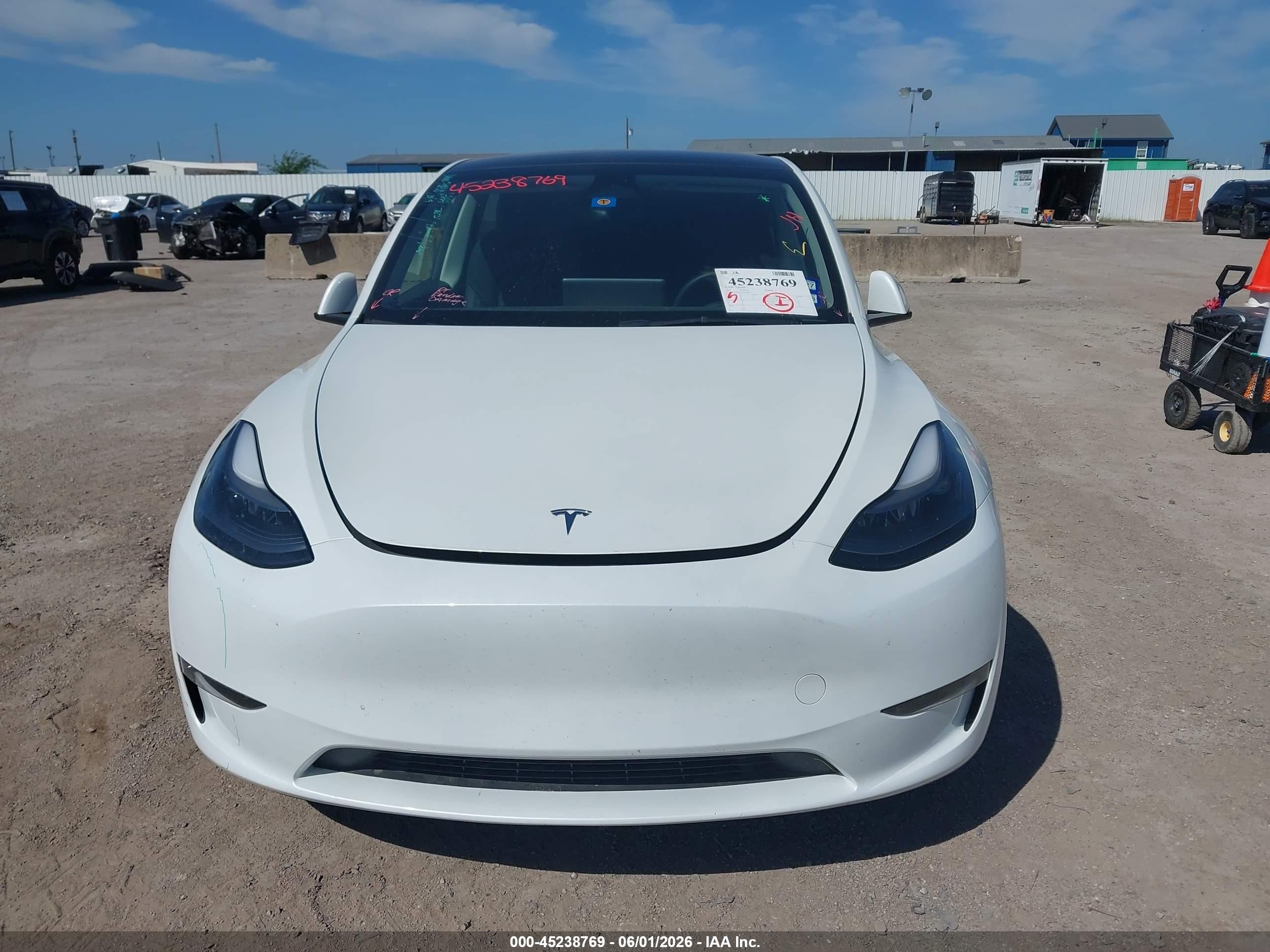2023 Tesla Model Y   Белый vin: 7SAYGAEE7PF708463