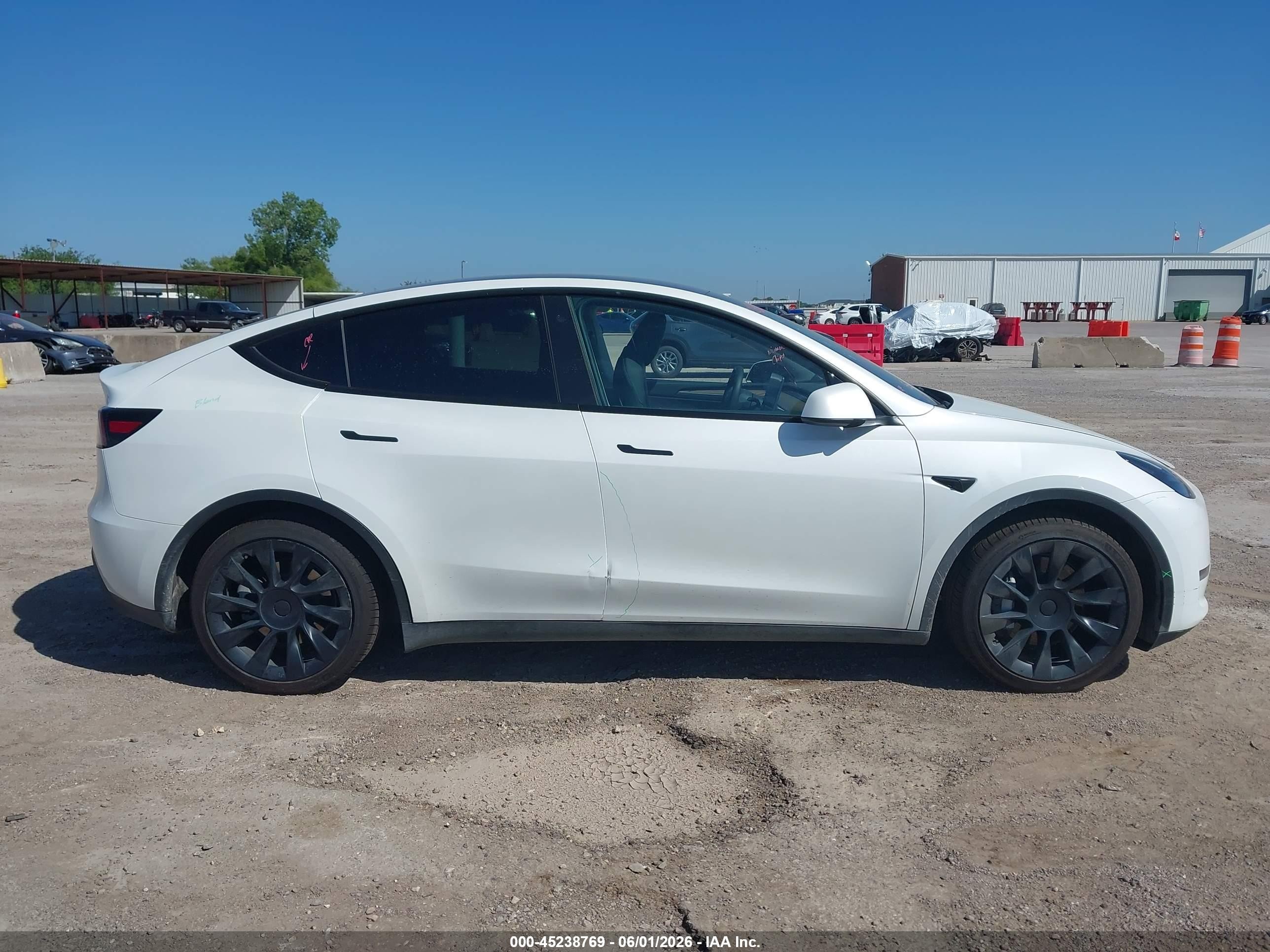2023 Tesla Model Y   Белый vin: 7SAYGAEE7PF708463