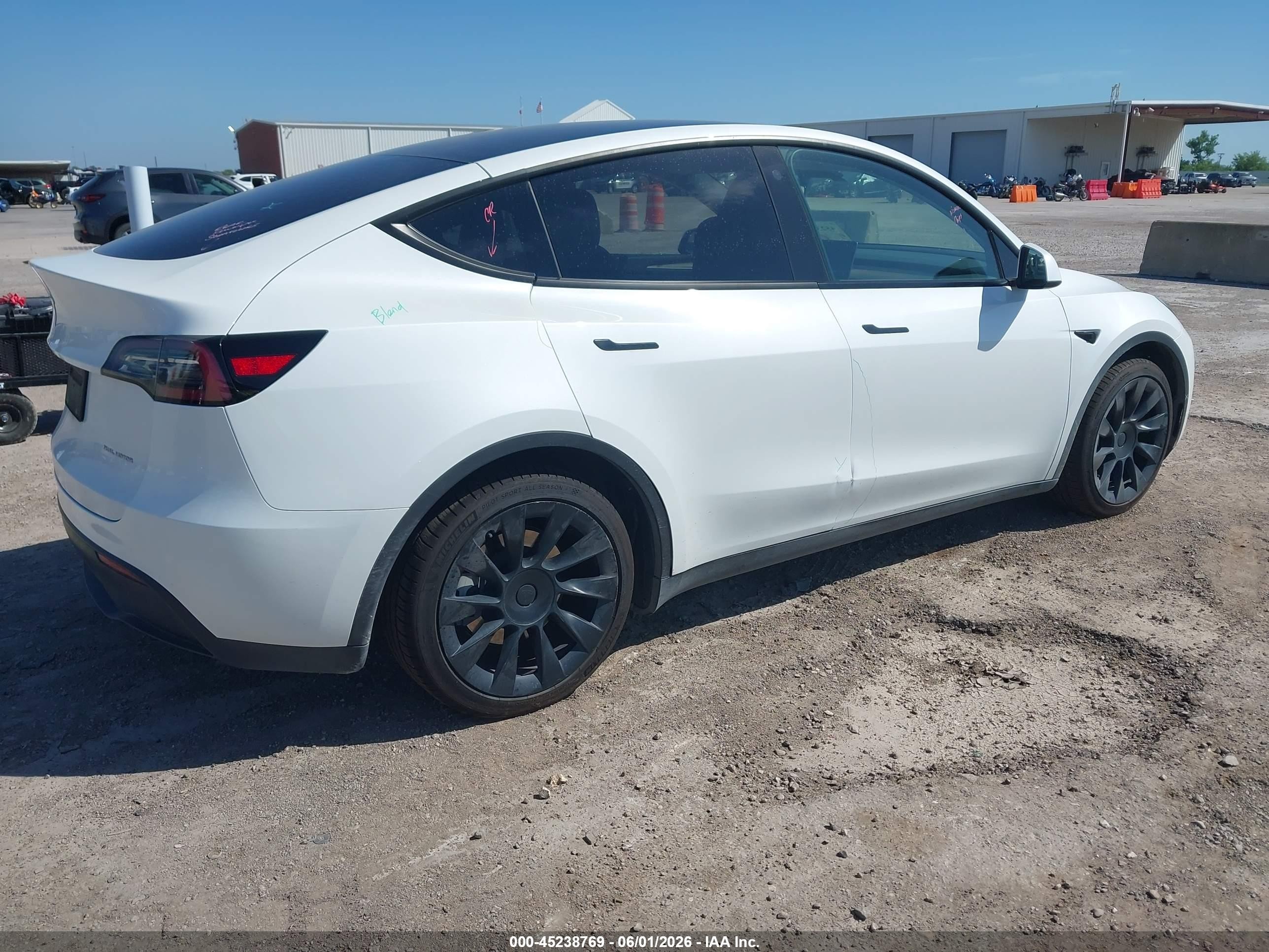 2023 Tesla Model Y   Белый vin: 7SAYGAEE7PF708463