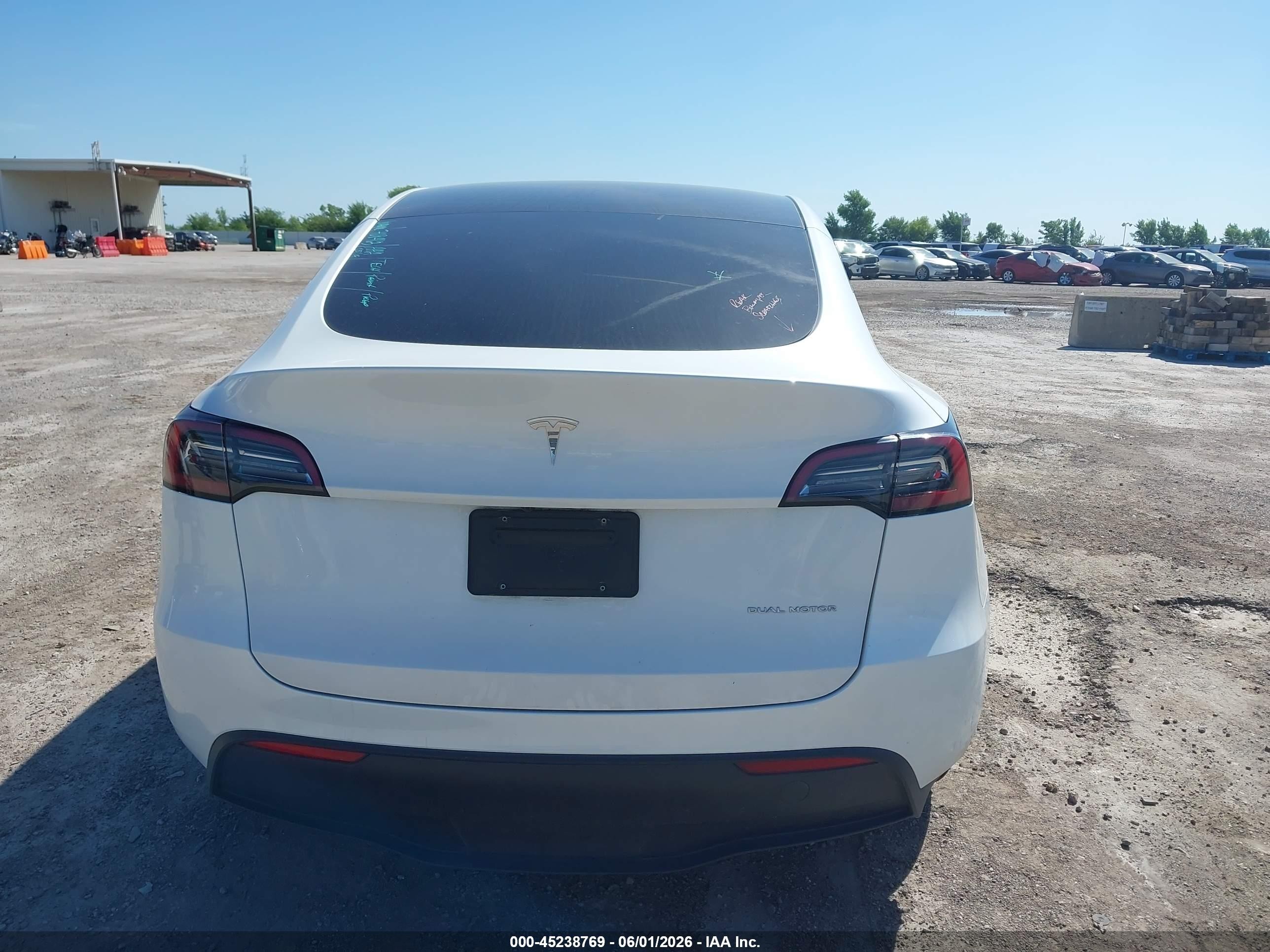 2023 Tesla Model Y   Белый vin: 7SAYGAEE7PF708463