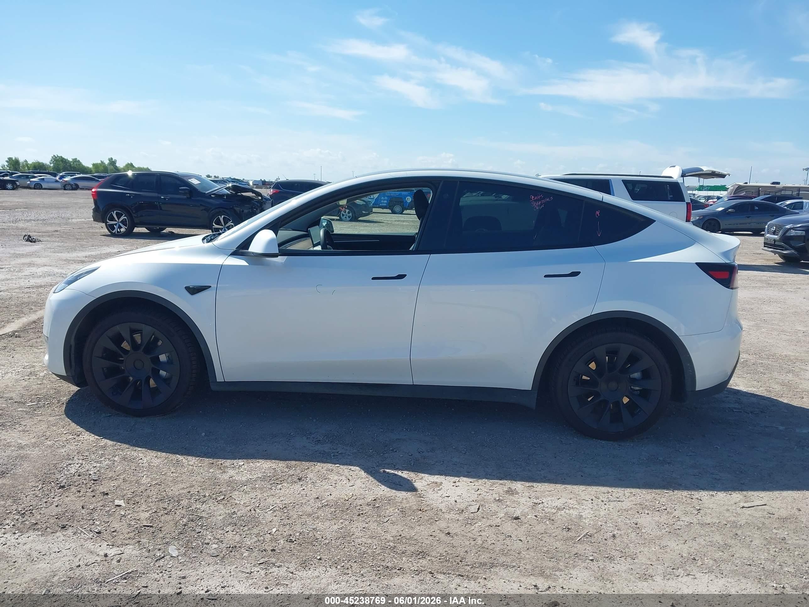 2023 Tesla Model Y   Белый vin: 7SAYGAEE7PF708463