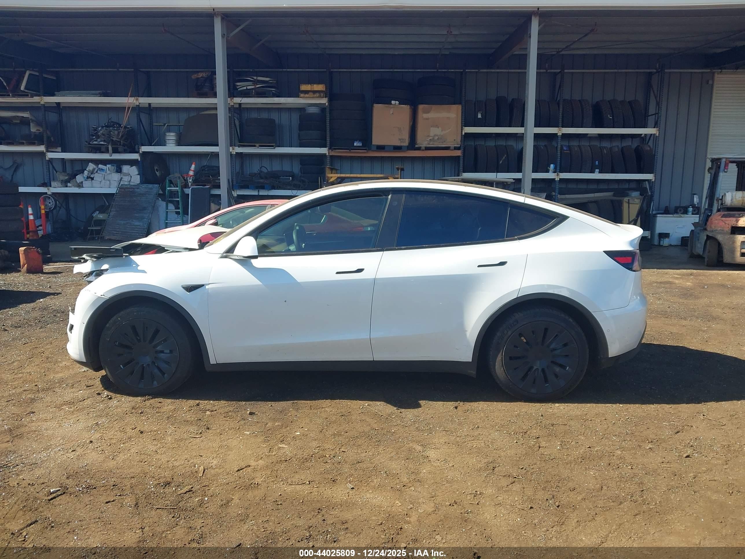 2022 Tesla Model Y Long Range Dual Motor All-wheel Drive Белый vin: 7SAYGAEE8NF540779