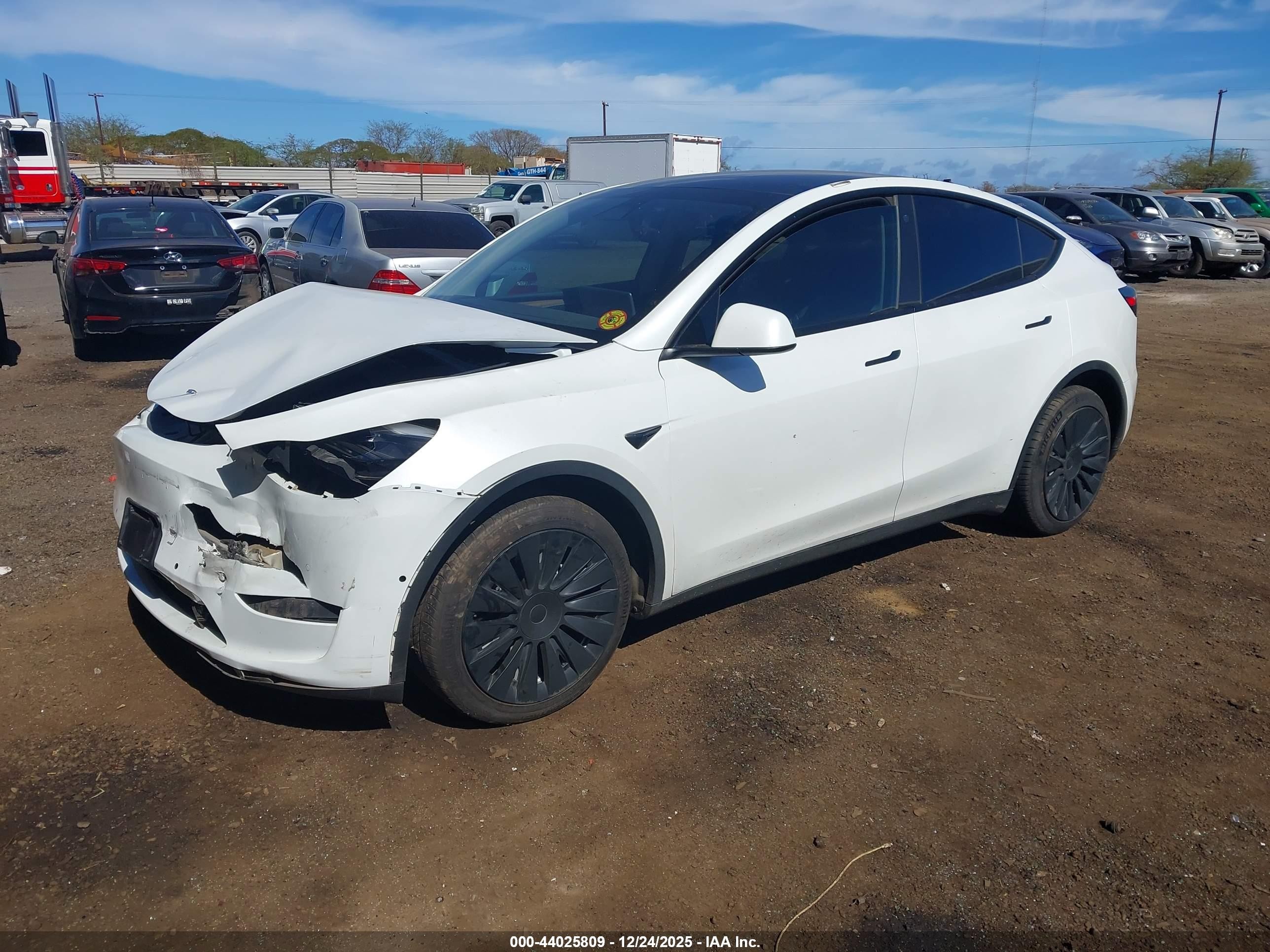 2022 Tesla Model Y Long Range Dual Motor All-wheel Drive Белый vin: 7SAYGAEE8NF540779