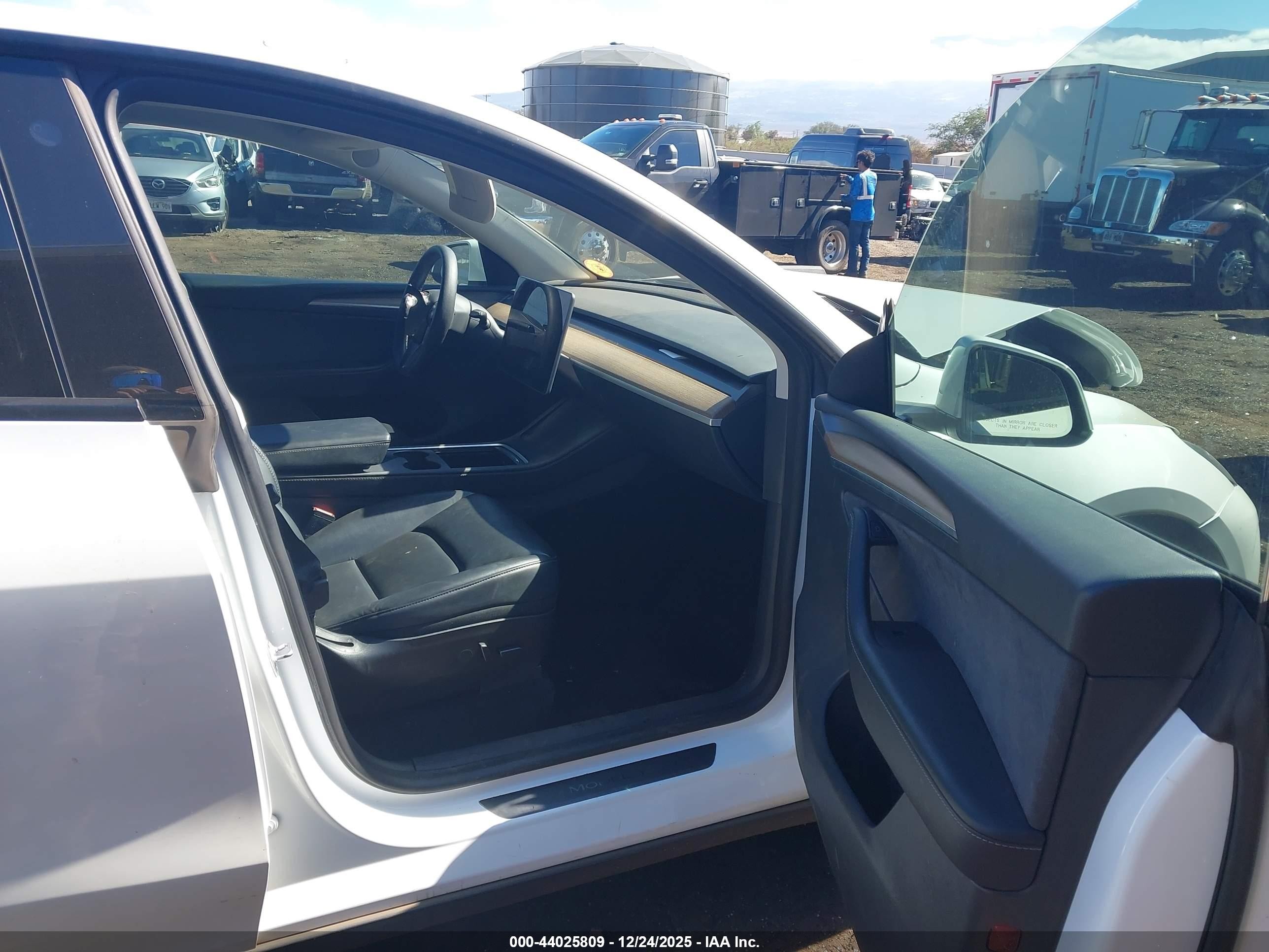 2022 Tesla Model Y Long Range Dual Motor All-wheel Drive Белый vin: 7SAYGAEE8NF540779