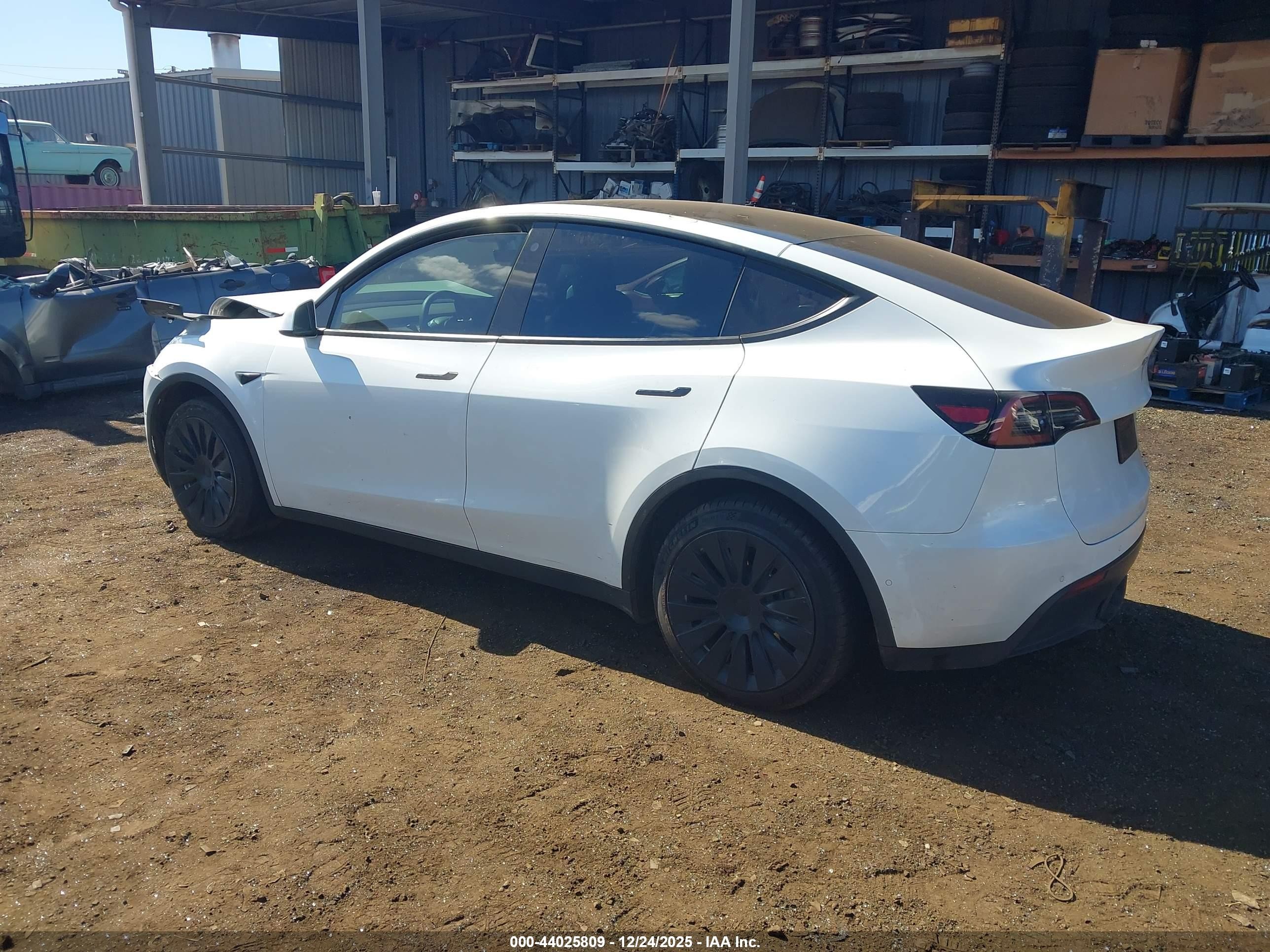 2022 Tesla Model Y Long Range Dual Motor All-wheel Drive Белый vin: 7SAYGAEE8NF540779