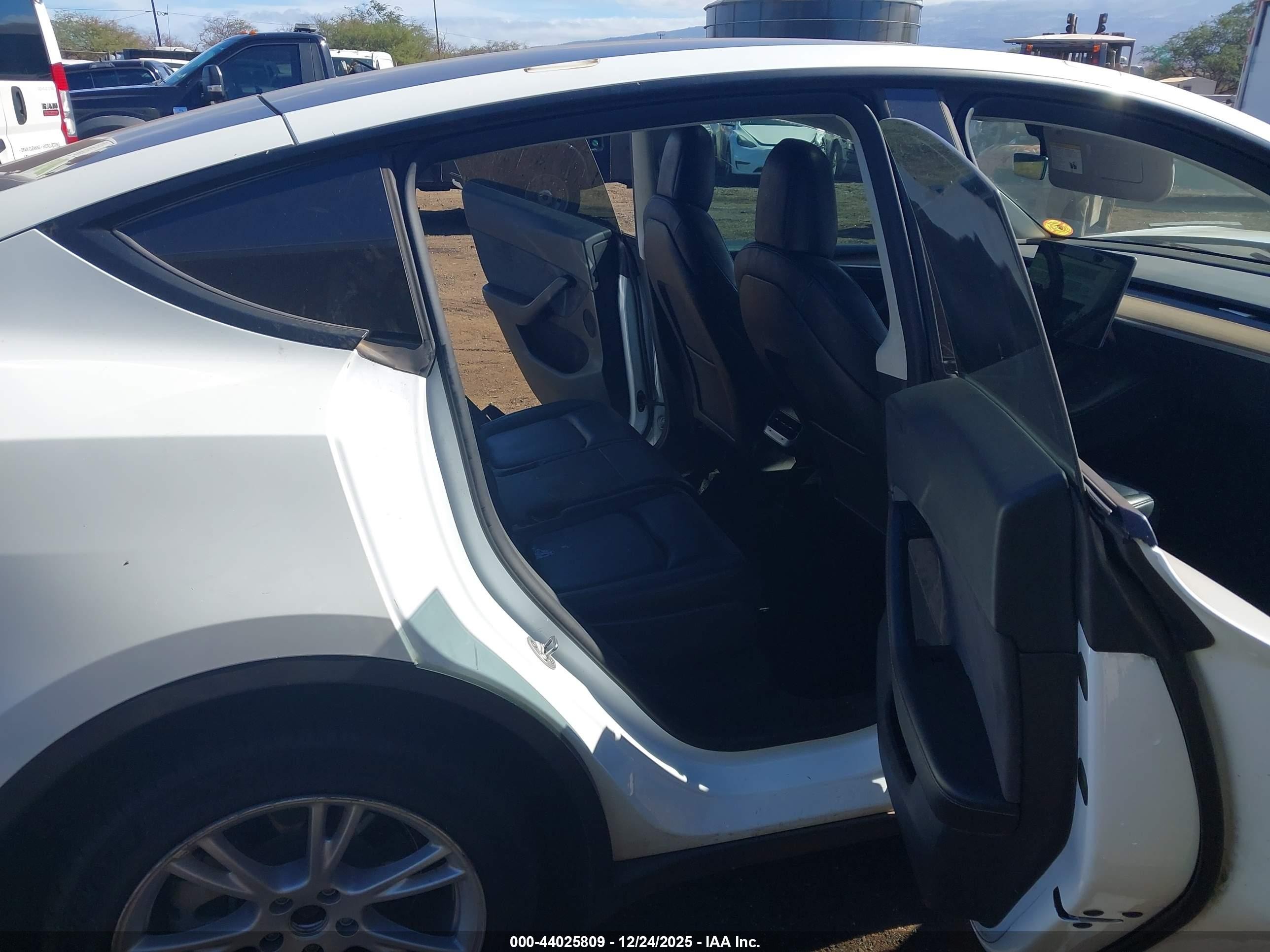 2022 Tesla Model Y Long Range Dual Motor All-wheel Drive Белый vin: 7SAYGAEE8NF540779