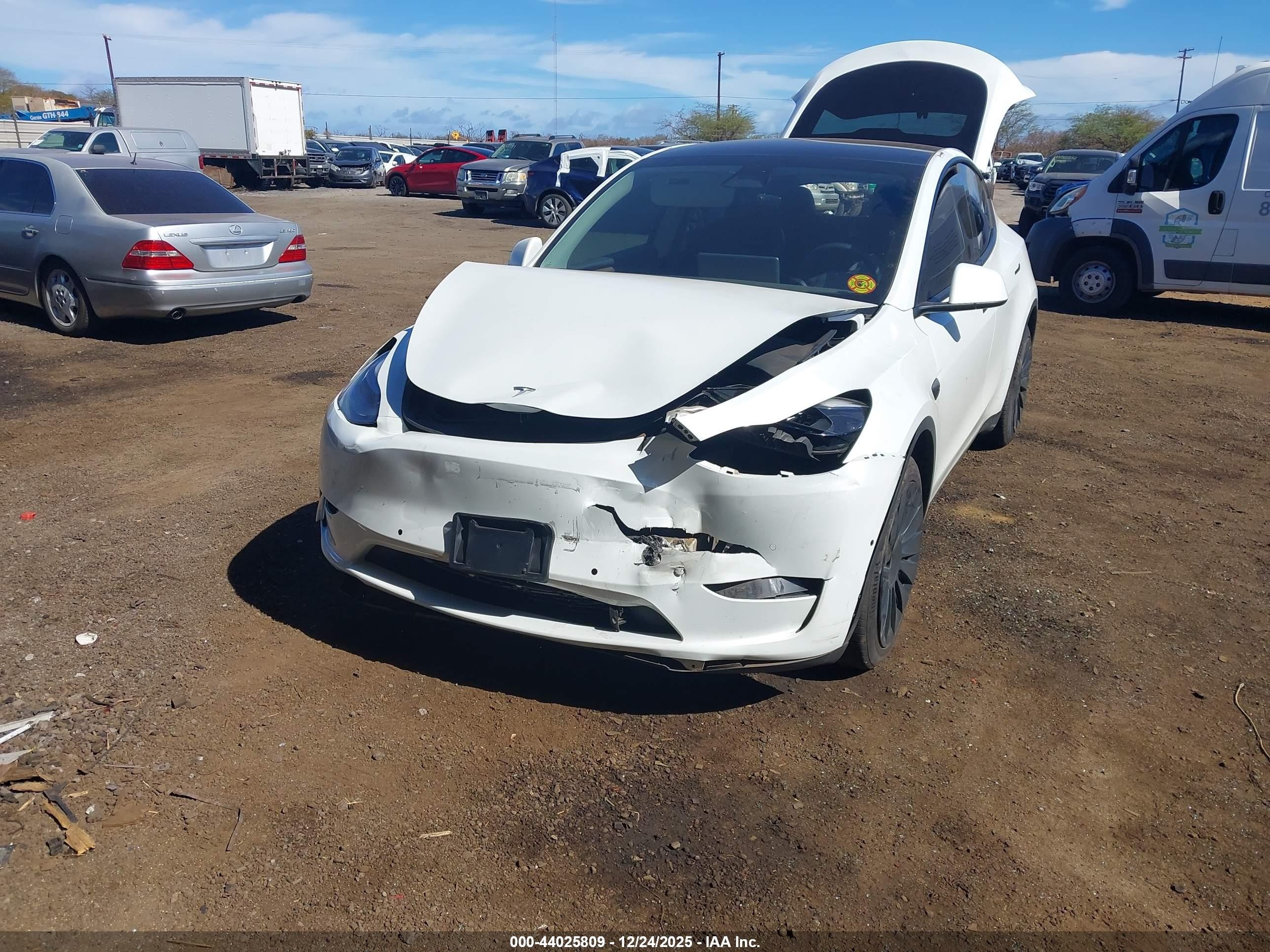 2022 Tesla Model Y Long Range Dual Motor All-wheel Drive Белый vin: 7SAYGAEE8NF540779