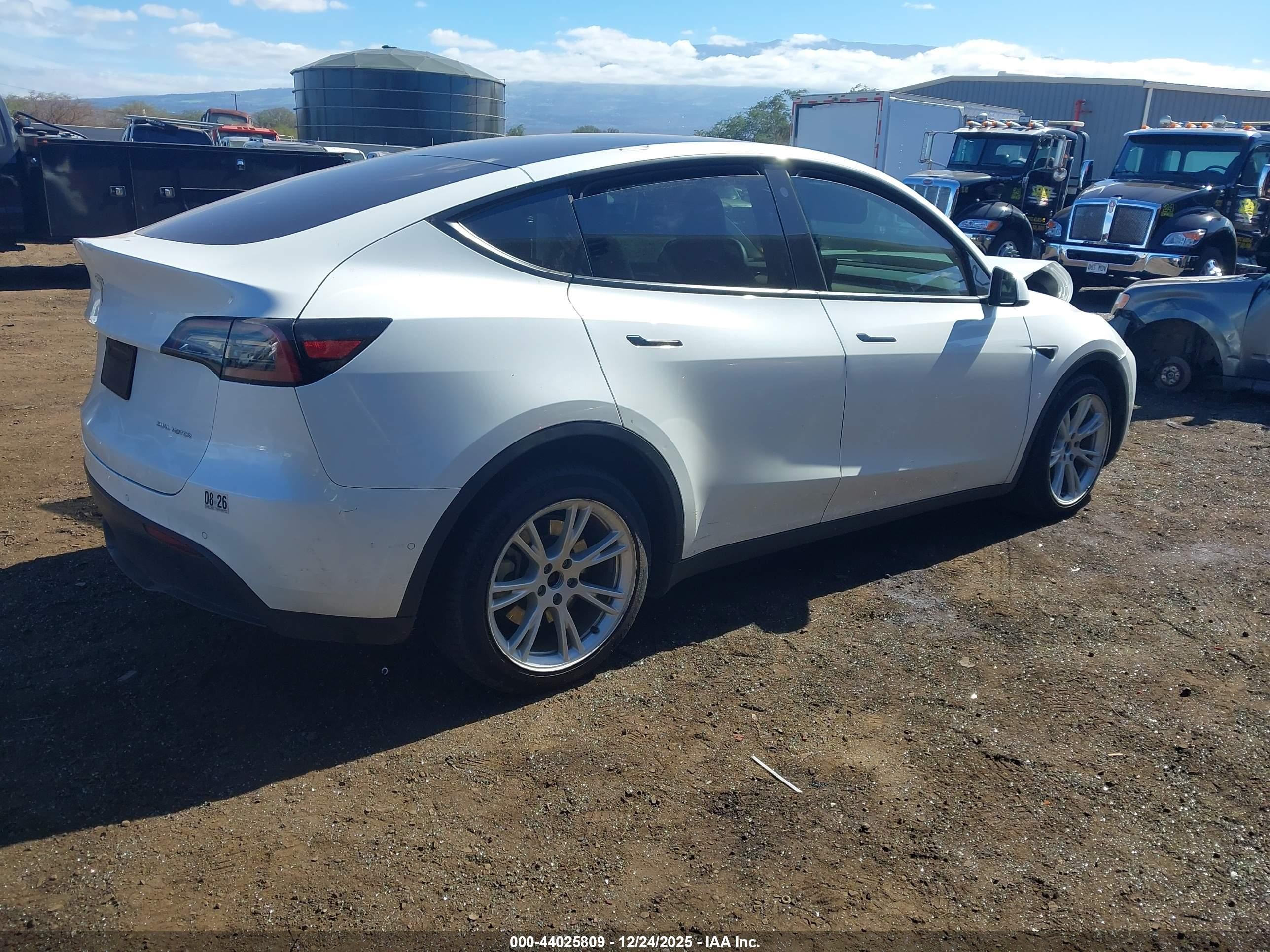 2022 Tesla Model Y Long Range Dual Motor All-wheel Drive Белый vin: 7SAYGAEE8NF540779