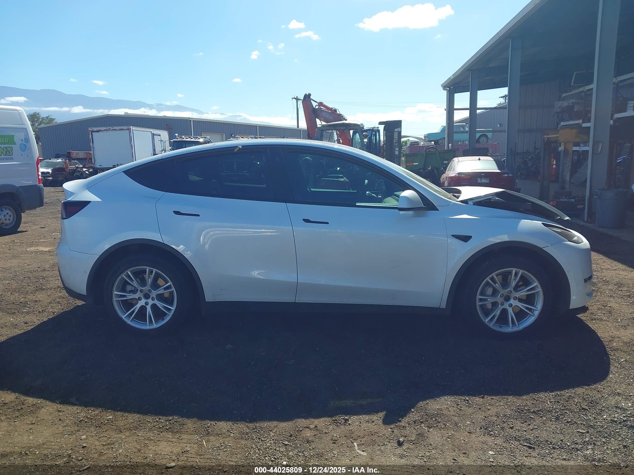 2022 Tesla Model Y Long Range Dual Motor All-wheel Drive Белый vin: 7SAYGAEE8NF540779