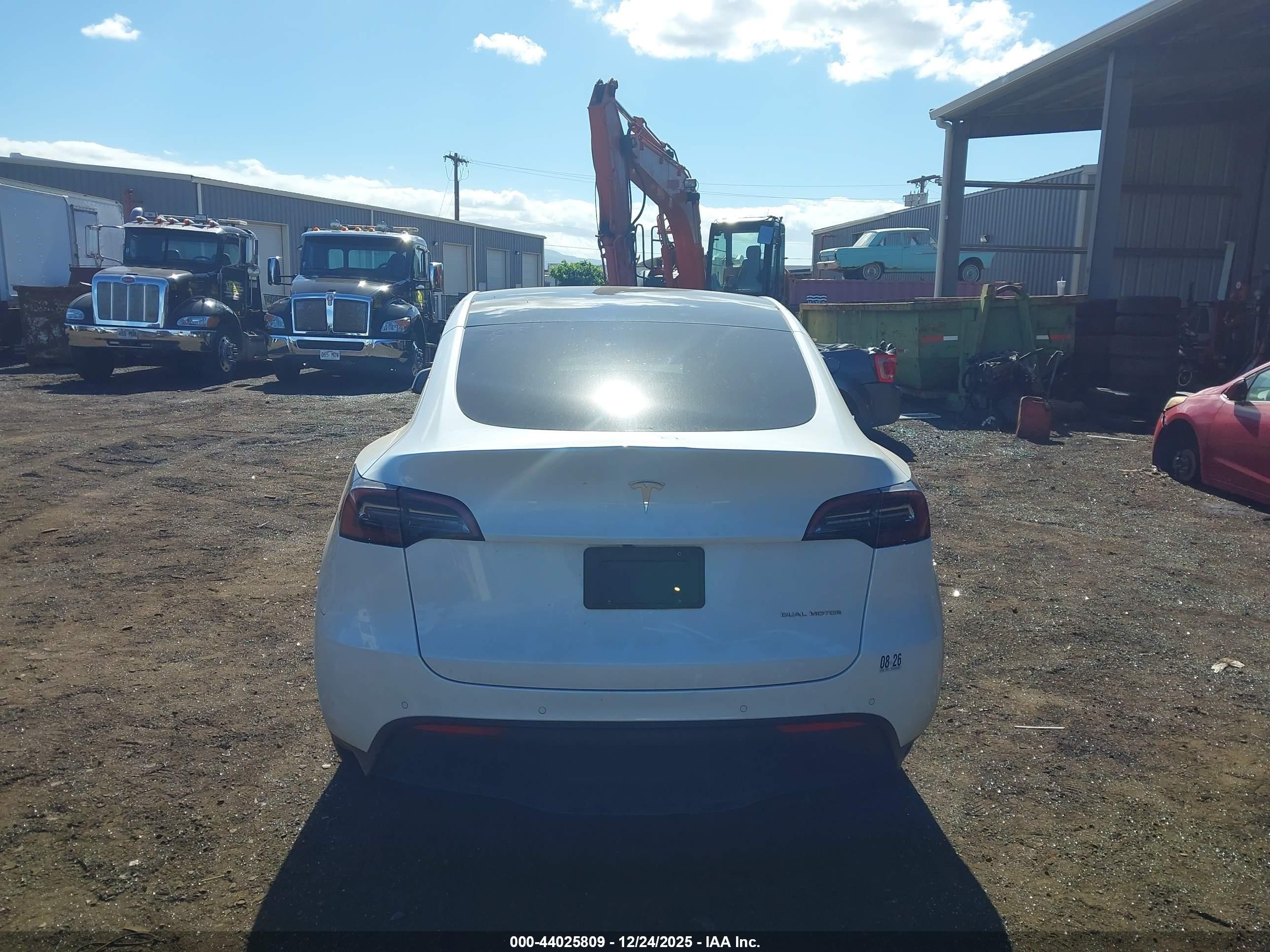 2022 Tesla Model Y Long Range Dual Motor All-wheel Drive Белый vin: 7SAYGAEE8NF540779