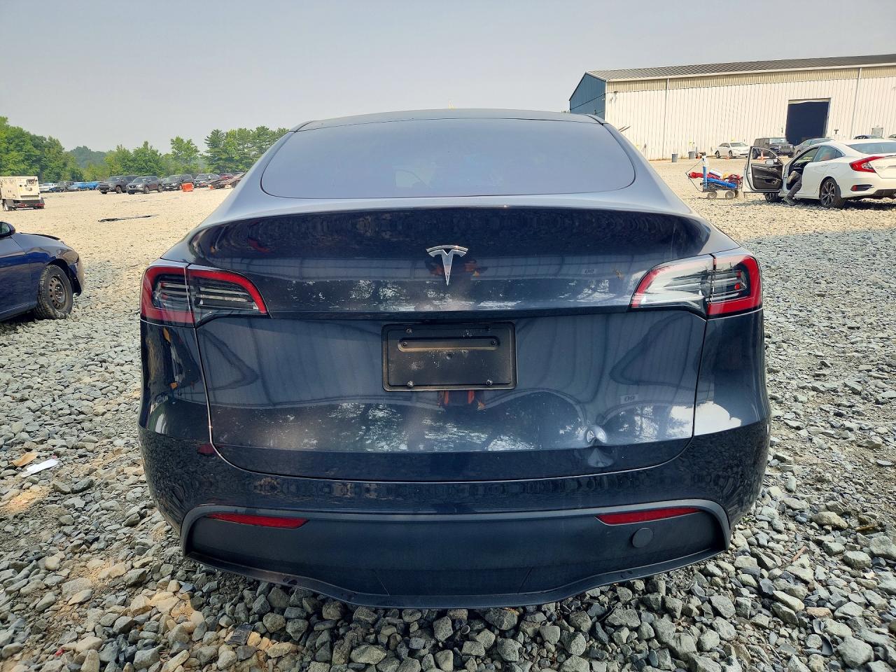 2024 Tesla Model Y Silver vin: 7SAYGDED0RF191017
