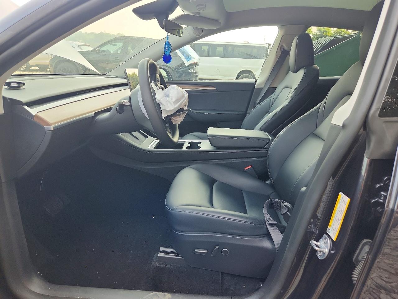 2024 Tesla Model Y Silver vin: 7SAYGDED0RF191017