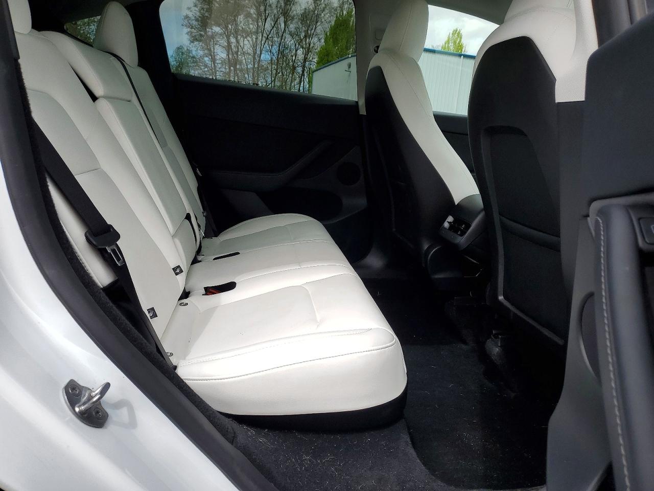 2025 Tesla Model Y White vin: 7SAYGDED0SF281595