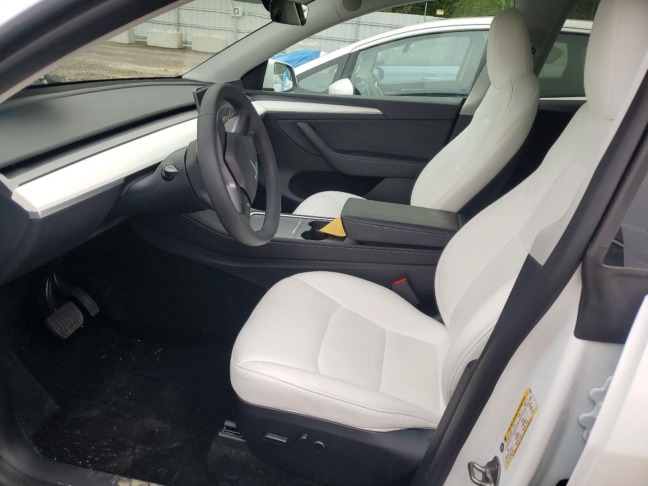 2025 Tesla Model Y White vin: 7SAYGDED0SF281595