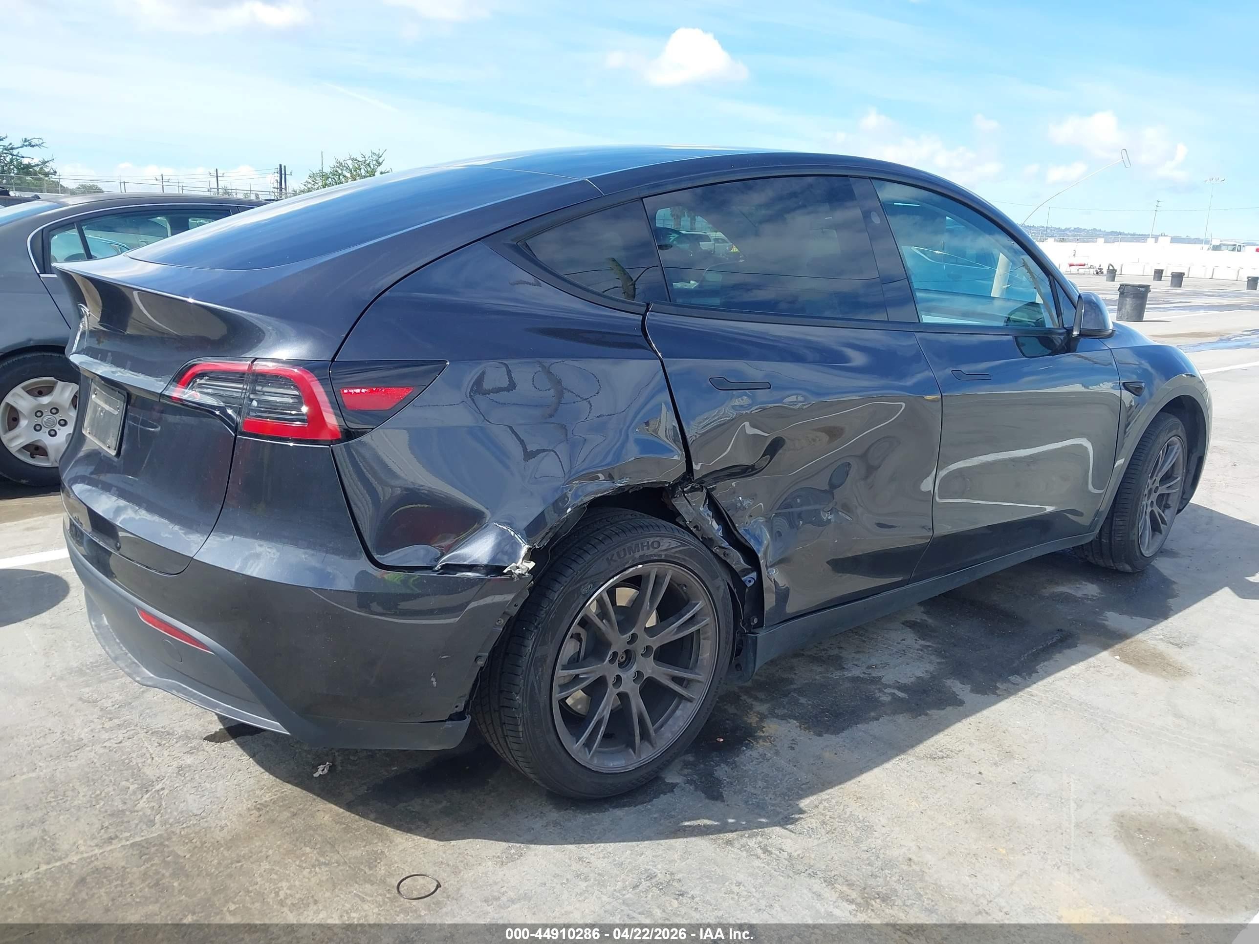 2024 Tesla Model Y Long Range Single Motor Rear-wheel Drive/rwd Black vin: 7SAYGDED1RF199482