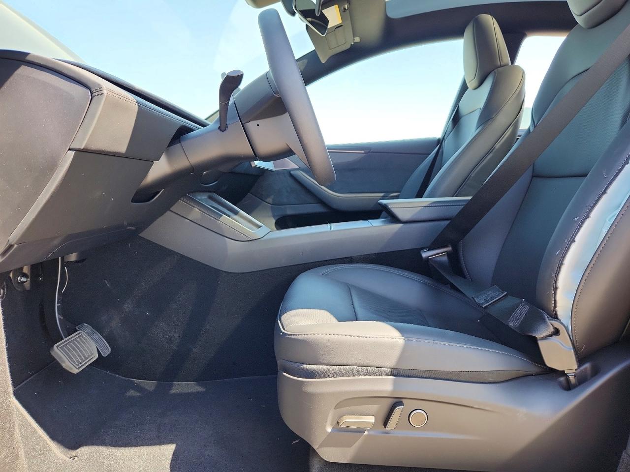 2026 Tesla Model Y Black vin: 7SAYGDED1TF660140