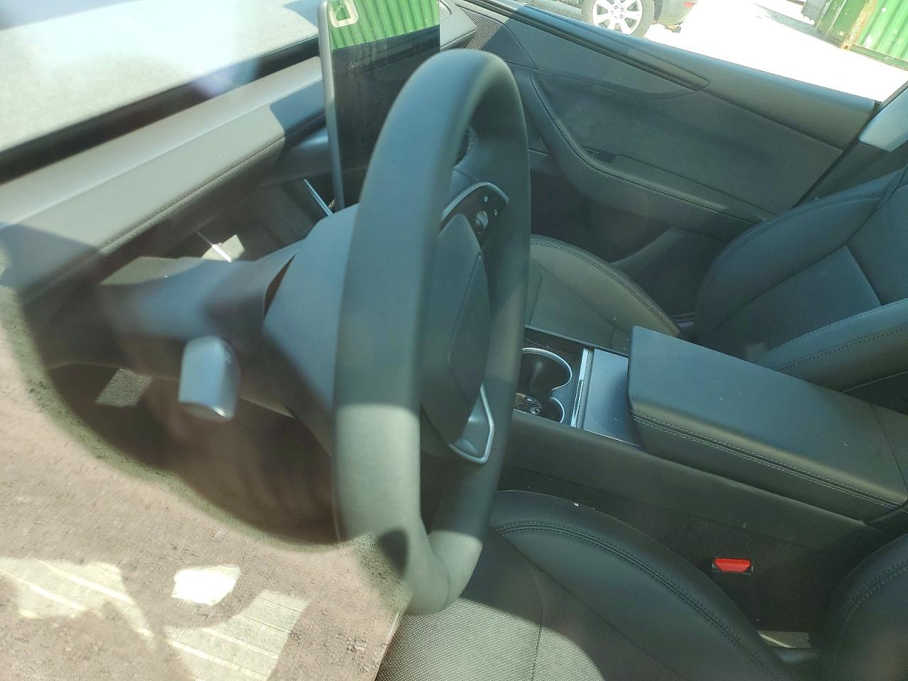 2026 Tesla Model Y Black vin: 7SAYGDED2TF421843