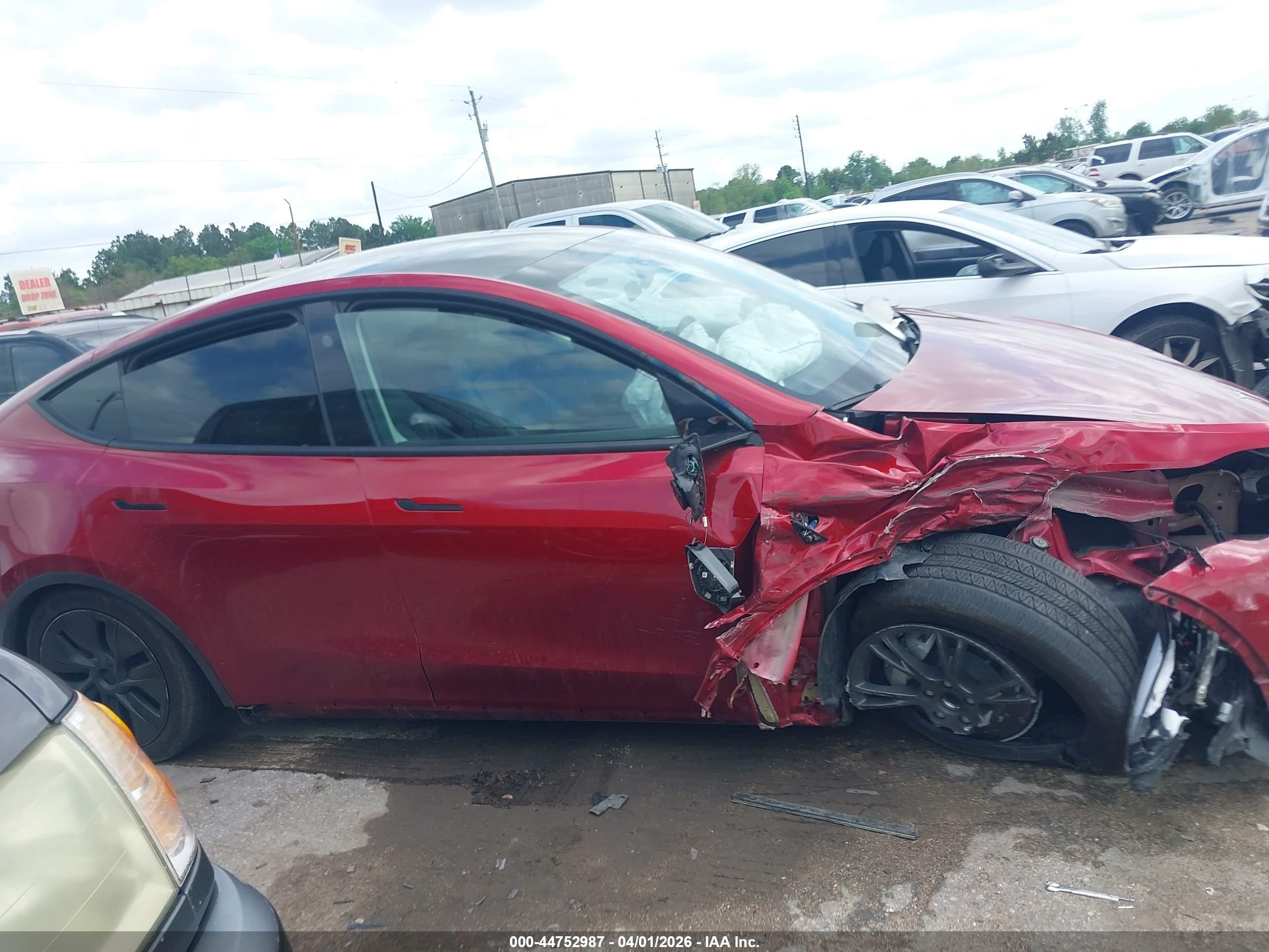 2024 Tesla Model Y Long Range Single Motor Rear-wheel Drive/rwd Red vin: 7SAYGDED3RF113881