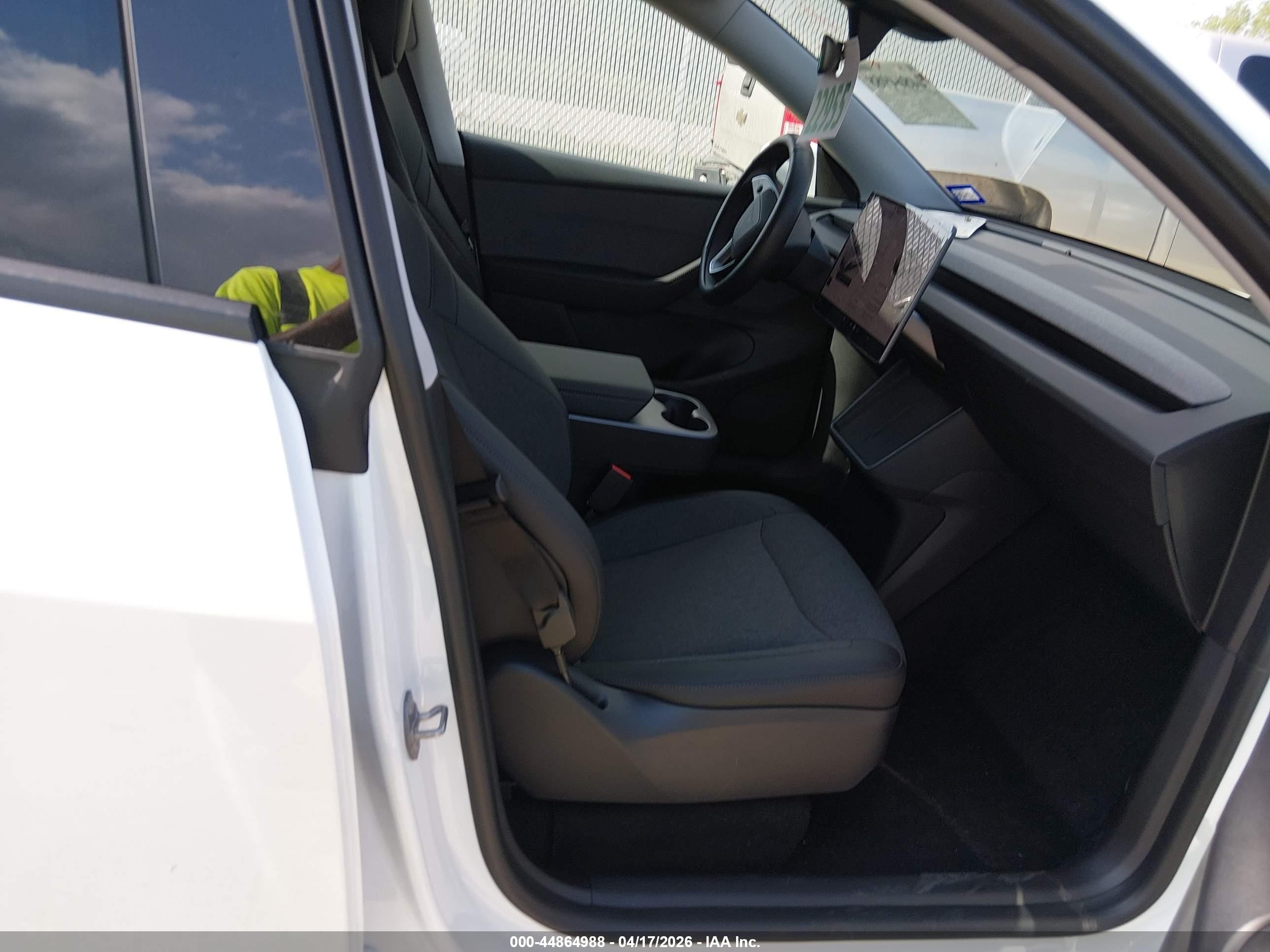 2026 Tesla Model Y Premium Rear-wheel Drive/standard Rear-wheel Drive White vin: 7SAYGDED4TA593109