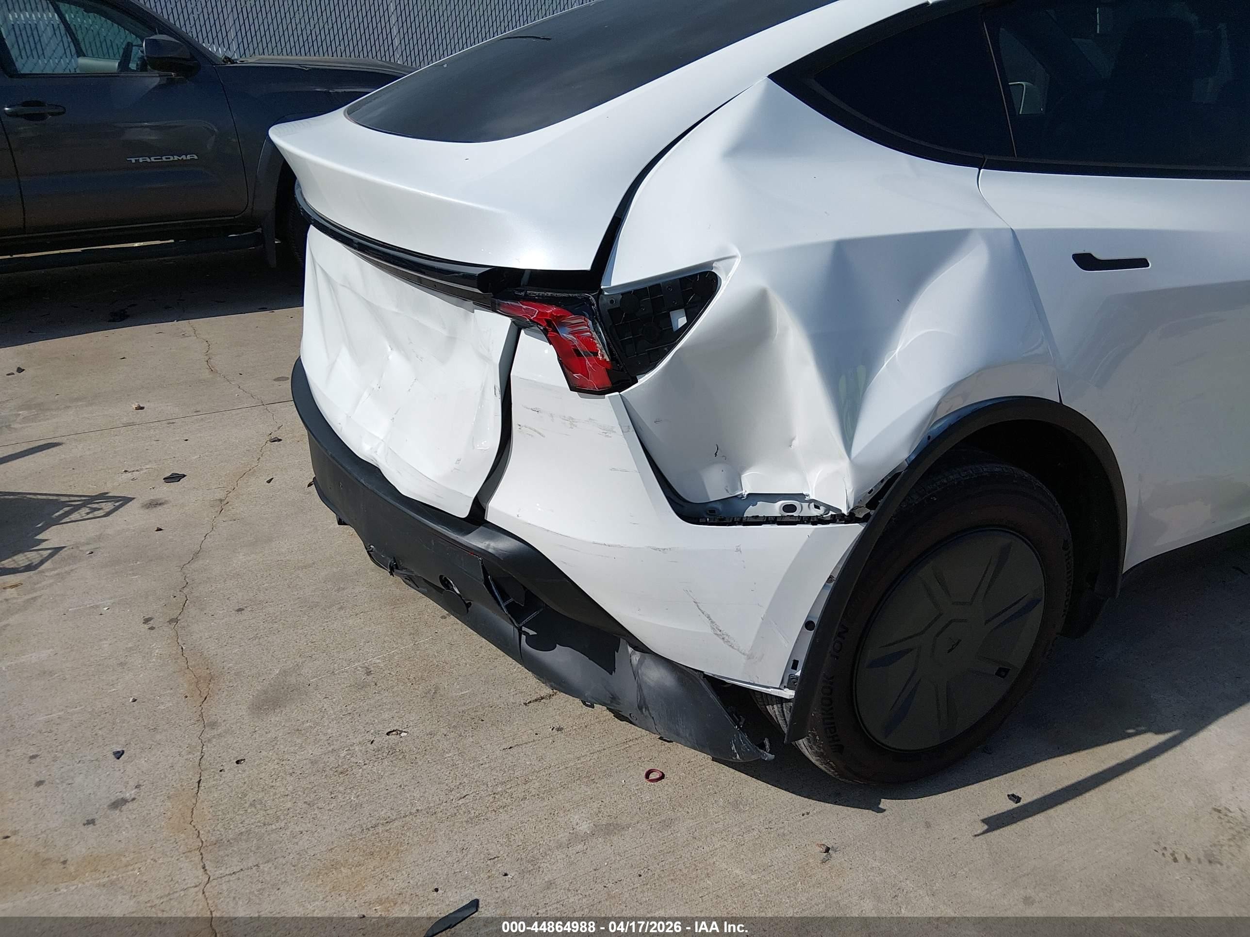 2026 Tesla Model Y Premium Rear-wheel Drive/standard Rear-wheel Drive White vin: 7SAYGDED4TA593109