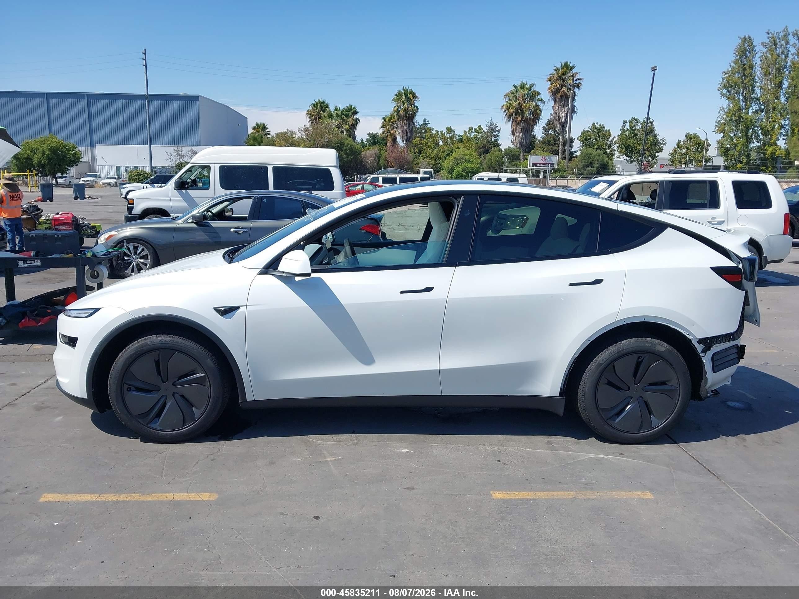 2026 Tesla Model Y Premium Rear-wheel Drive/rear-wheel Drive Белый vin: 7SAYGDED4TF632882