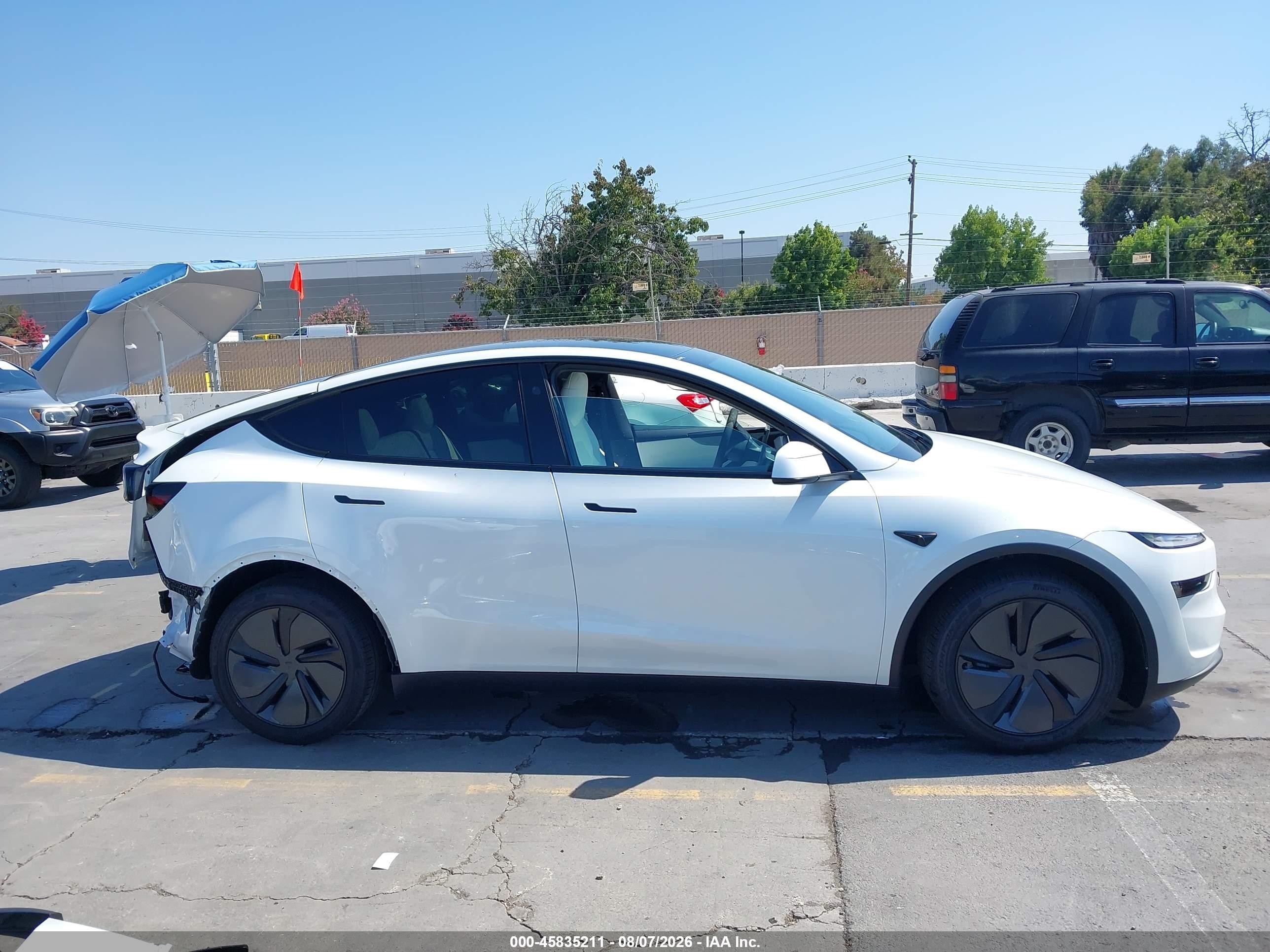 2026 Tesla Model Y Premium Rear-wheel Drive/rear-wheel Drive Белый vin: 7SAYGDED4TF632882