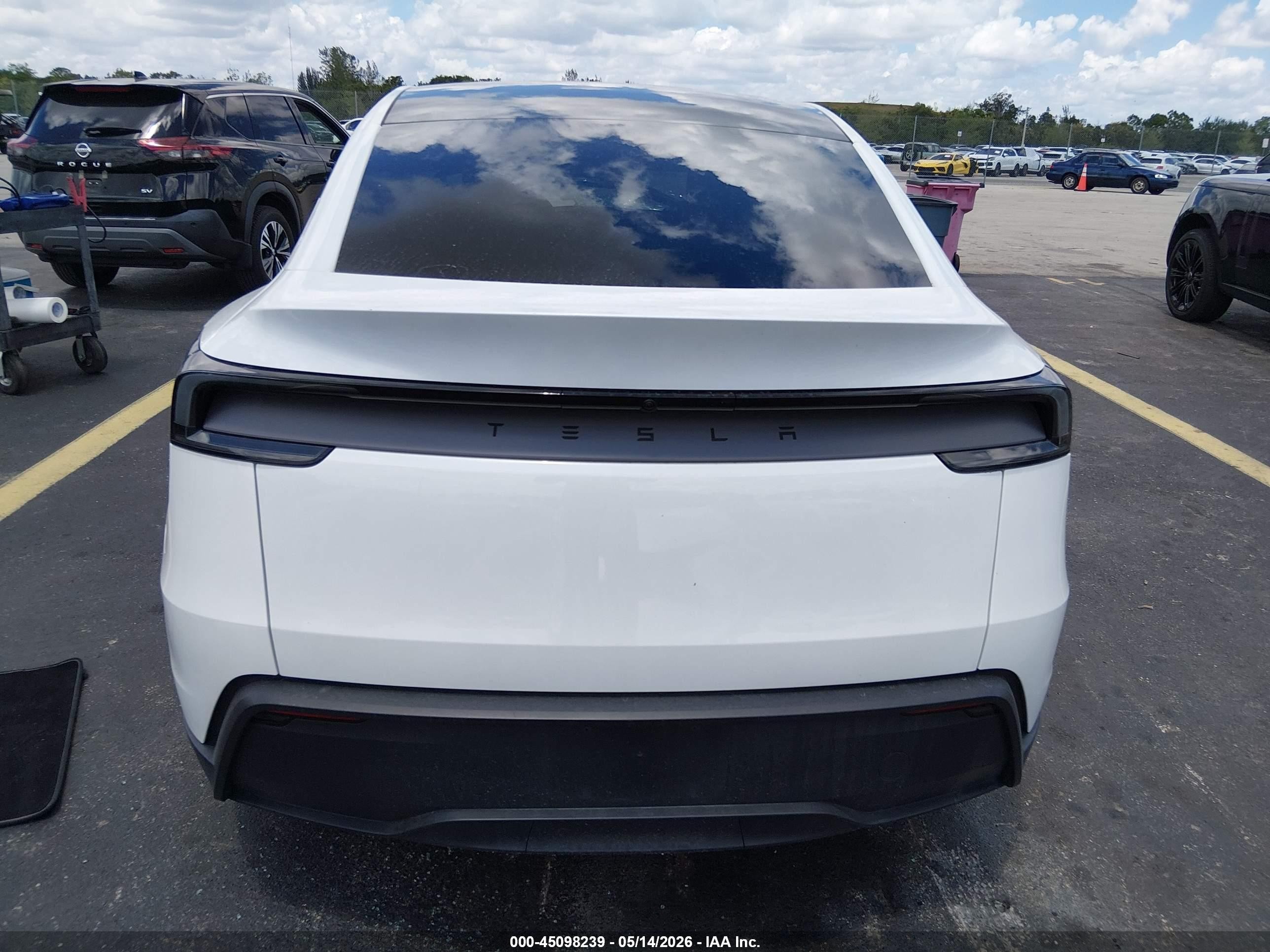 2026 Tesla Model Y Premium Rear-wheel Drive/rear-wheel Drive White vin: 7SAYGDED5TF379538