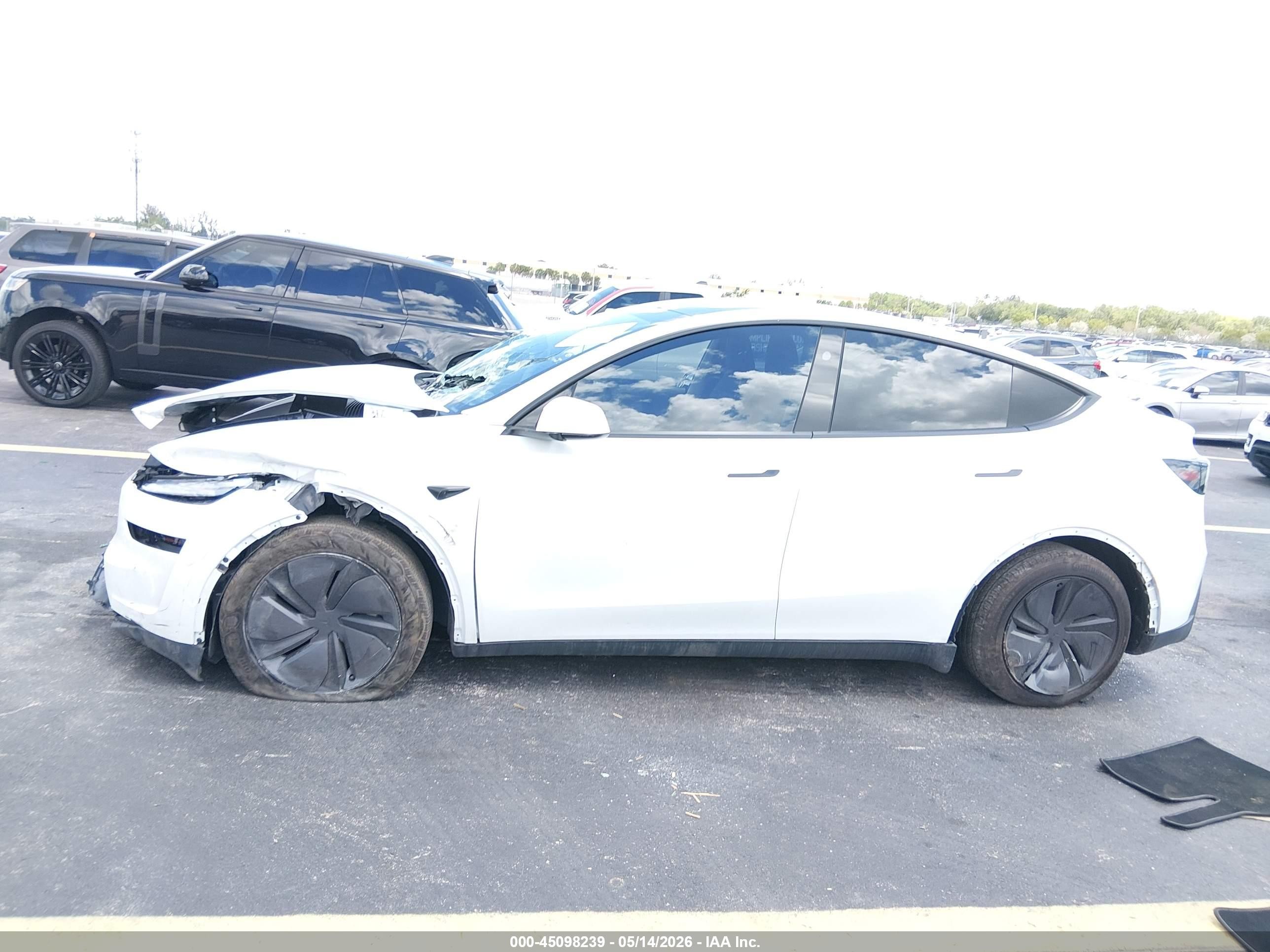 2026 Tesla Model Y Premium Rear-wheel Drive/rear-wheel Drive White vin: 7SAYGDED5TF379538