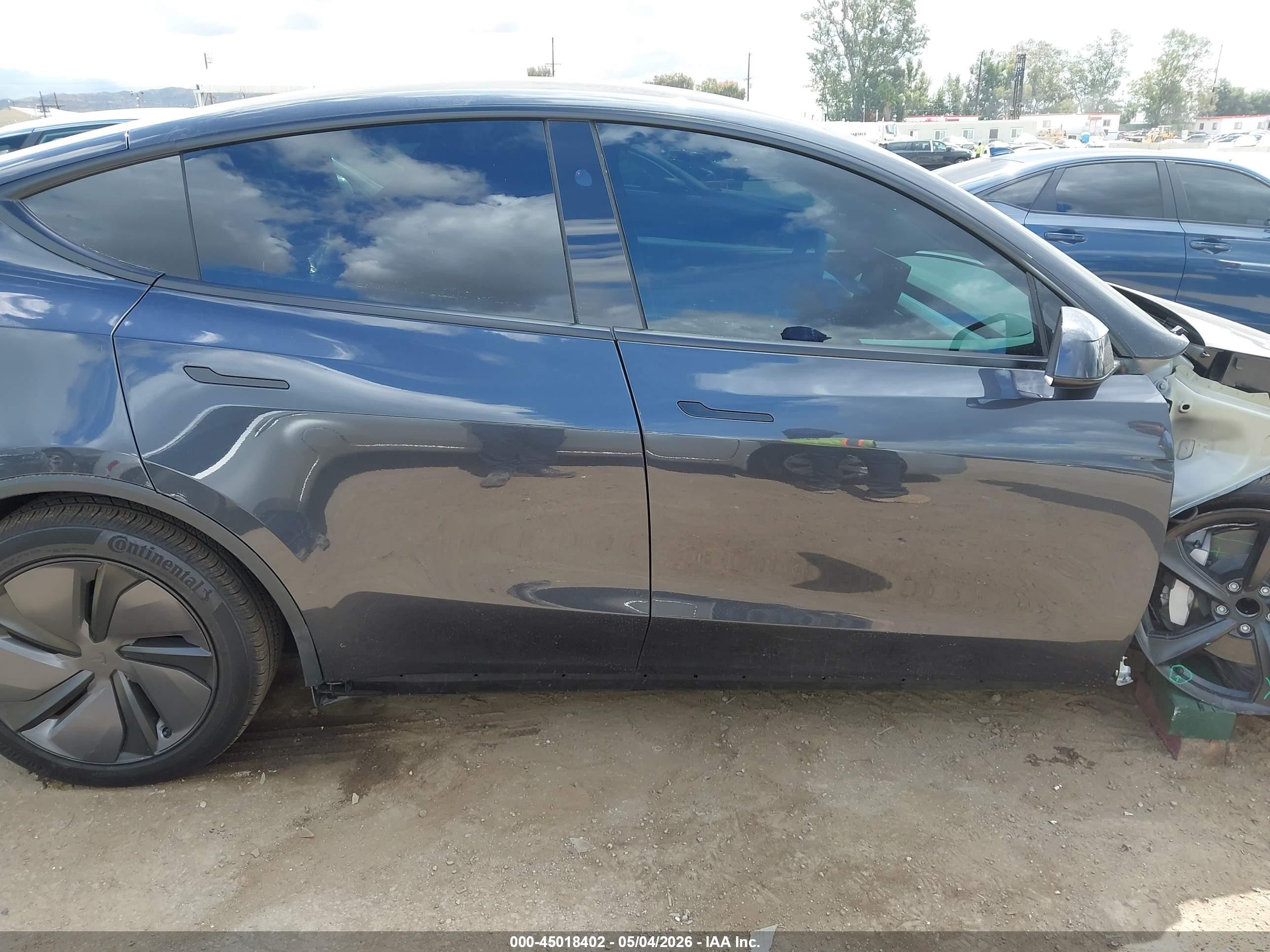 2026 Tesla Model Y Black vin: 7SAYGDED5TF568352