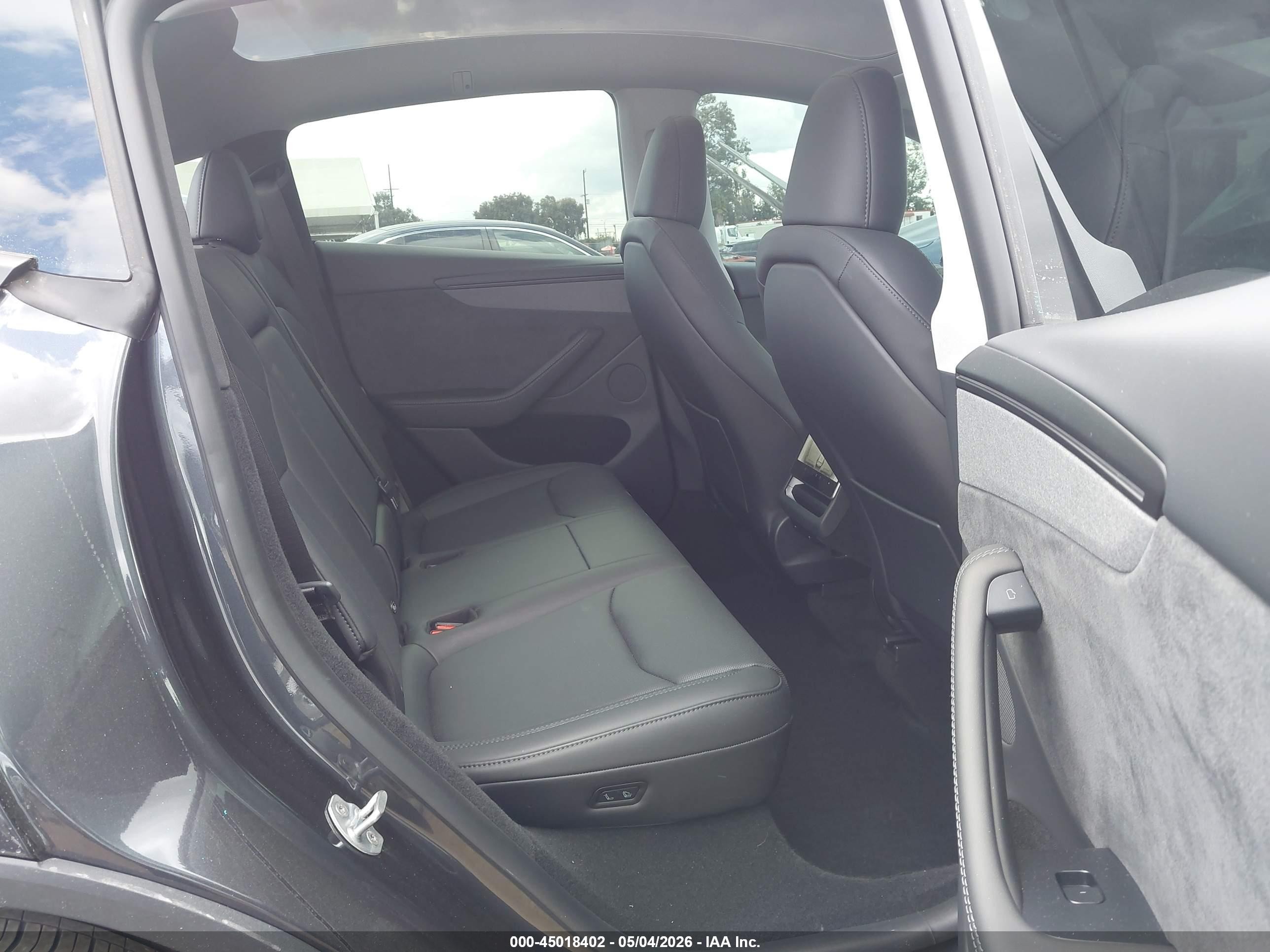 2026 Tesla Model Y Black vin: 7SAYGDED5TF568352