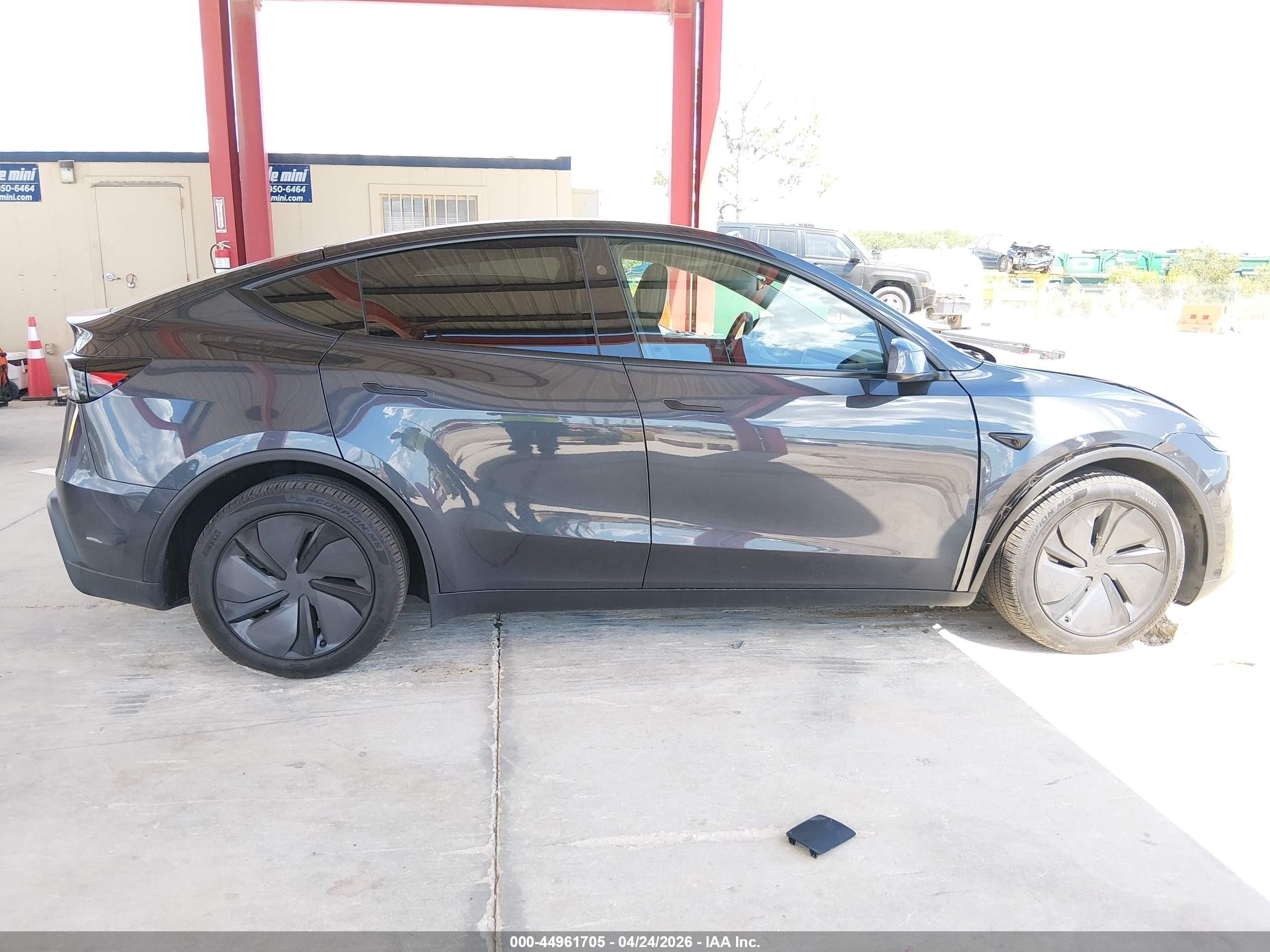2026 Tesla Model Y Premium Rear-wheel Drive/standard Rear-wheel Drive Gray vin: 7SAYGDED6TA419607