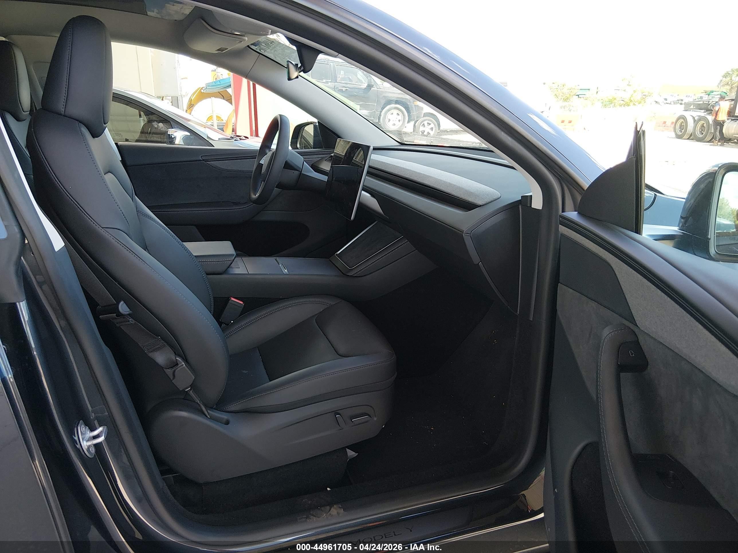2026 Tesla Model Y Premium Rear-wheel Drive/standard Rear-wheel Drive Gray vin: 7SAYGDED6TA419607
