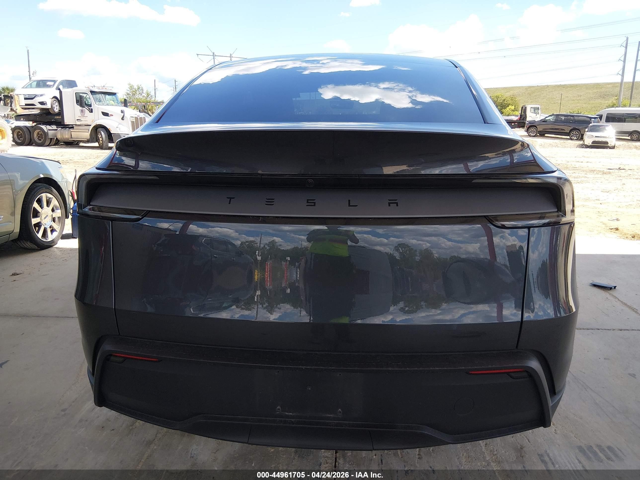 2026 Tesla Model Y Premium Rear-wheel Drive/standard Rear-wheel Drive Gray vin: 7SAYGDED6TA419607