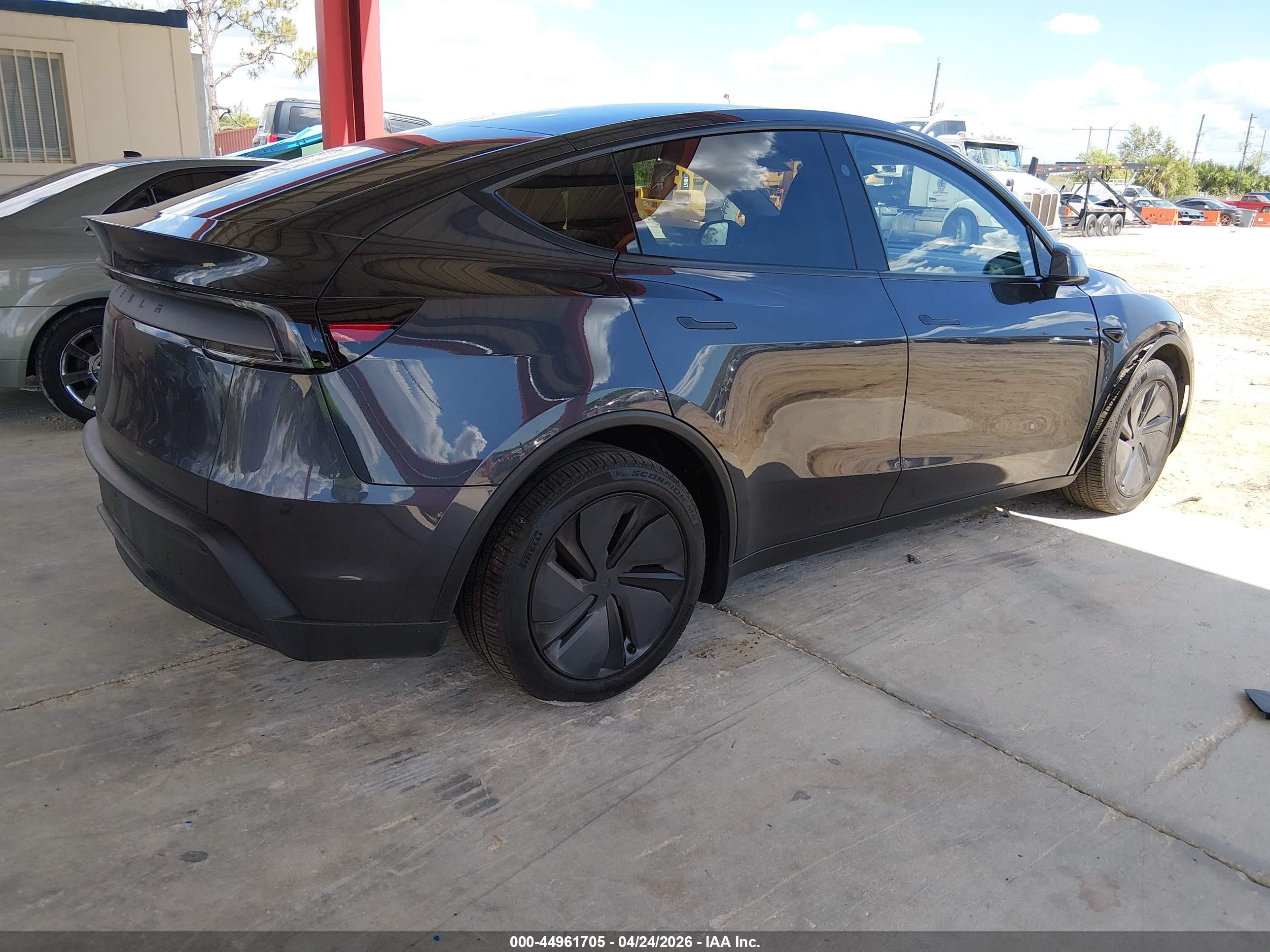2026 Tesla Model Y Premium Rear-wheel Drive/standard Rear-wheel Drive Gray vin: 7SAYGDED6TA419607