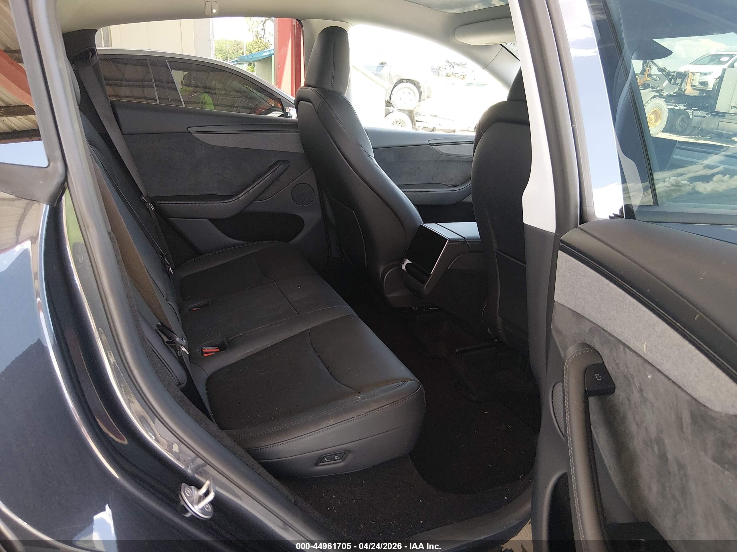 2026 Tesla Model Y Premium Rear-wheel Drive/standard Rear-wheel Drive Gray vin: 7SAYGDED6TA419607