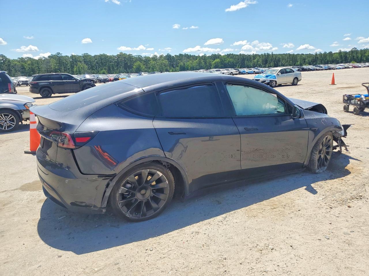 2025 Tesla Model Y Gray vin: 7SAYGDED7SA372568