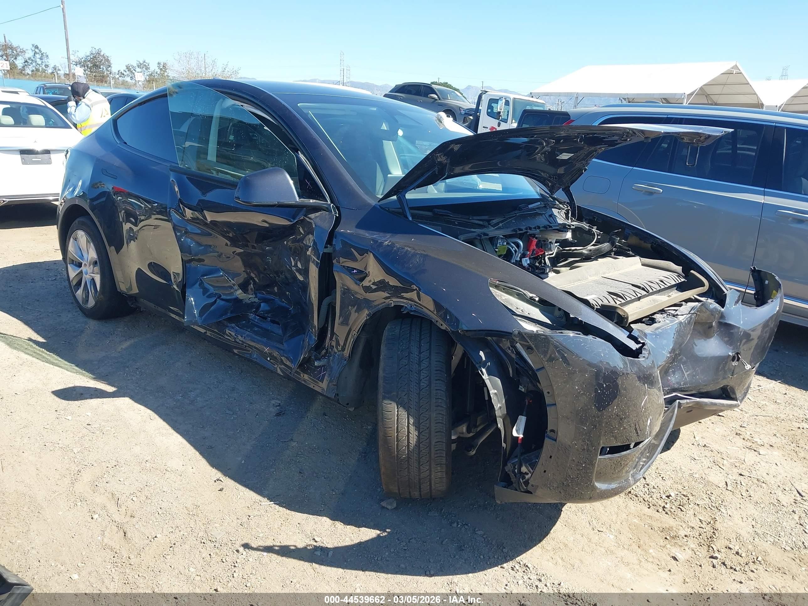 2024 Tesla Model Y Long Range Single Motor Rear-wheel Drive/rwd Gray vin: 7SAYGDED8RF011248
