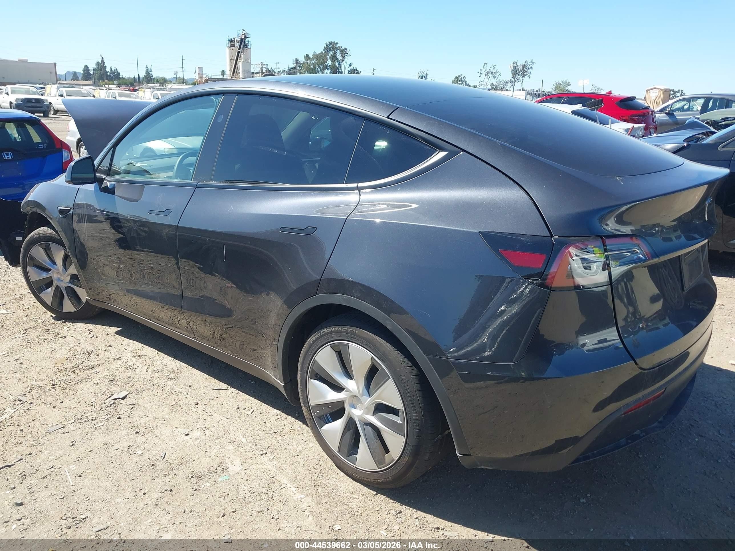 2024 Tesla Model Y Long Range Single Motor Rear-wheel Drive/rwd Gray vin: 7SAYGDED8RF011248