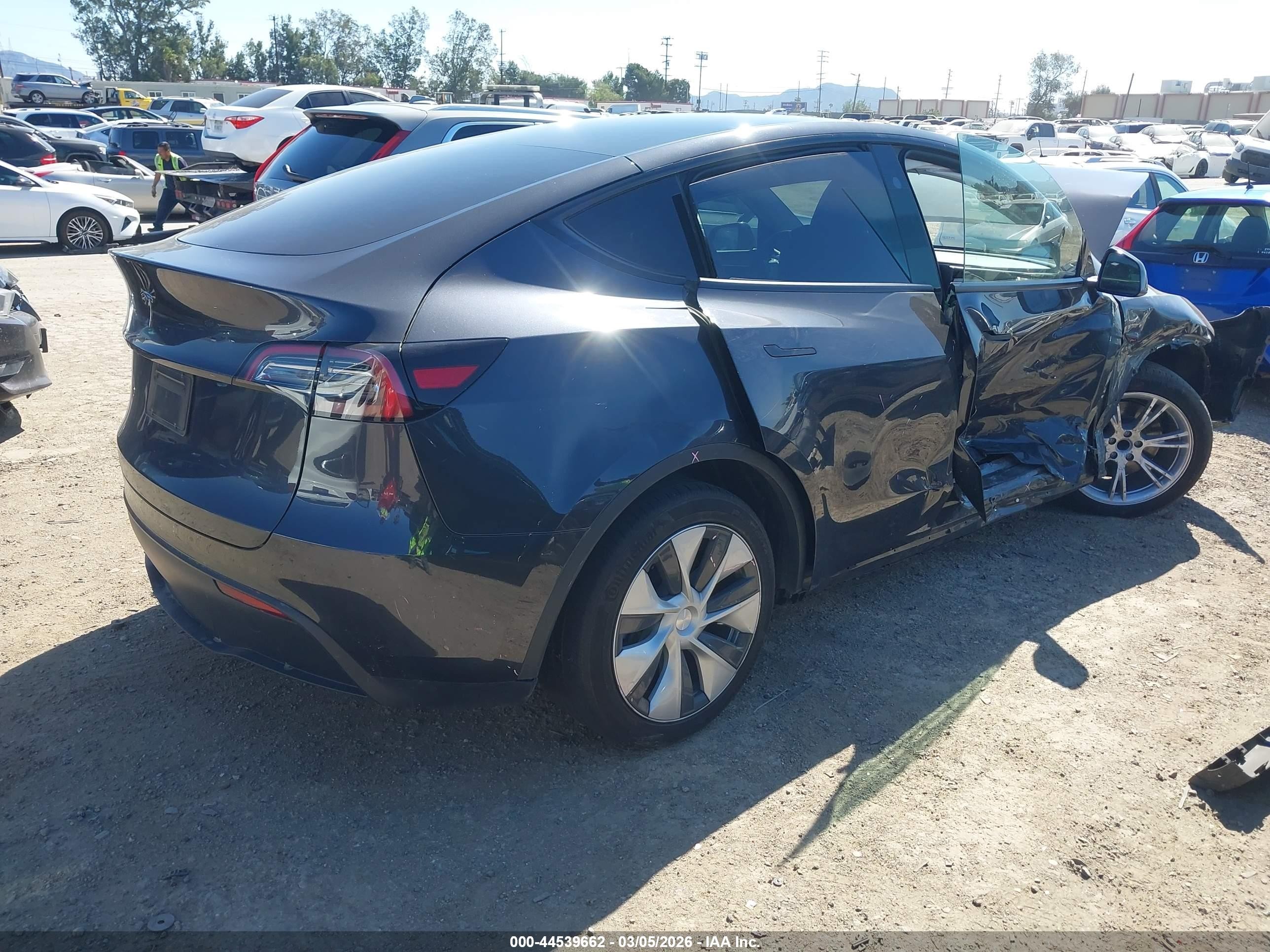 2024 Tesla Model Y Long Range Single Motor Rear-wheel Drive/rwd Gray vin: 7SAYGDED8RF011248