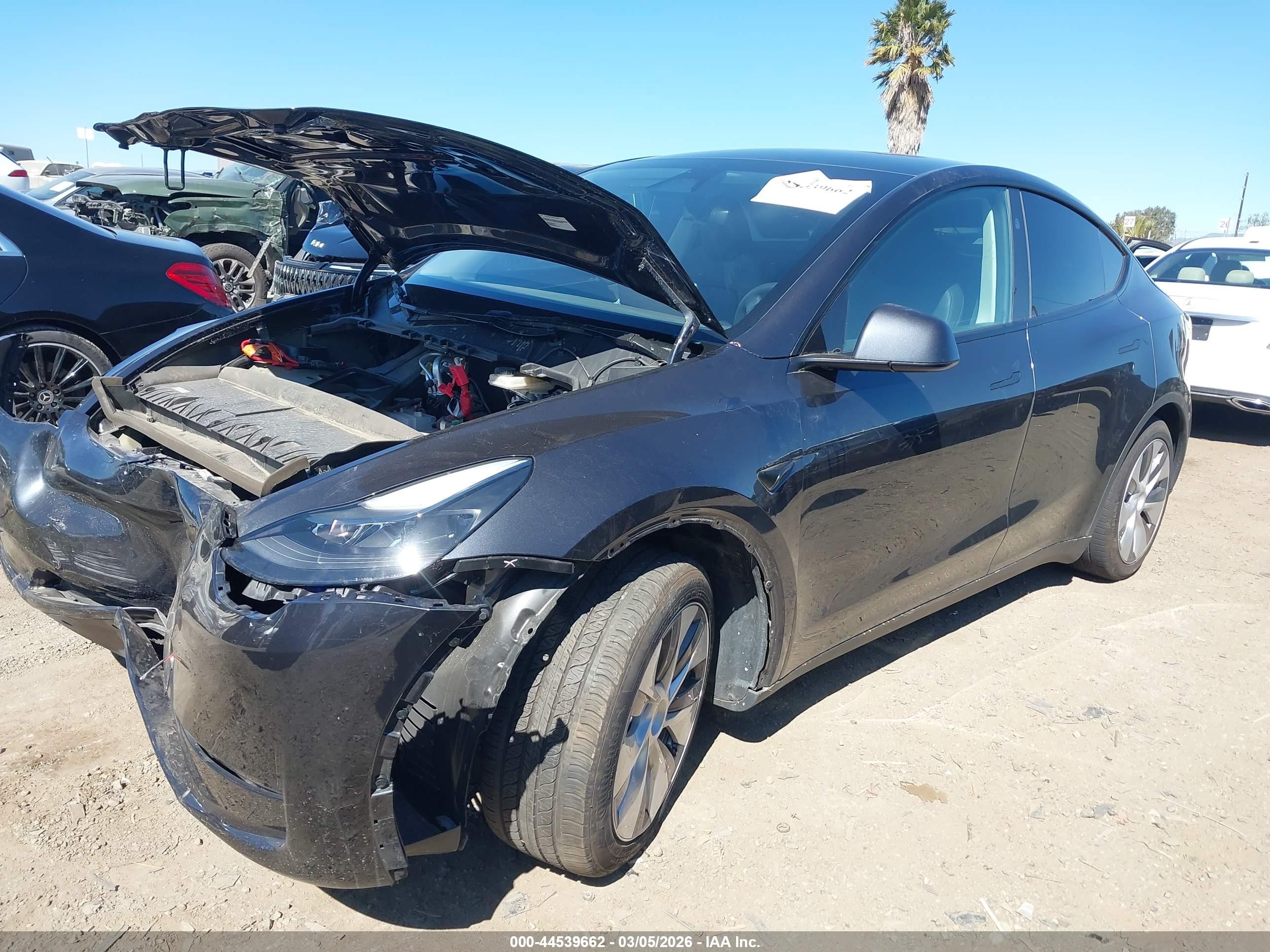 2024 Tesla Model Y Long Range Single Motor Rear-wheel Drive/rwd Gray vin: 7SAYGDED8RF011248
