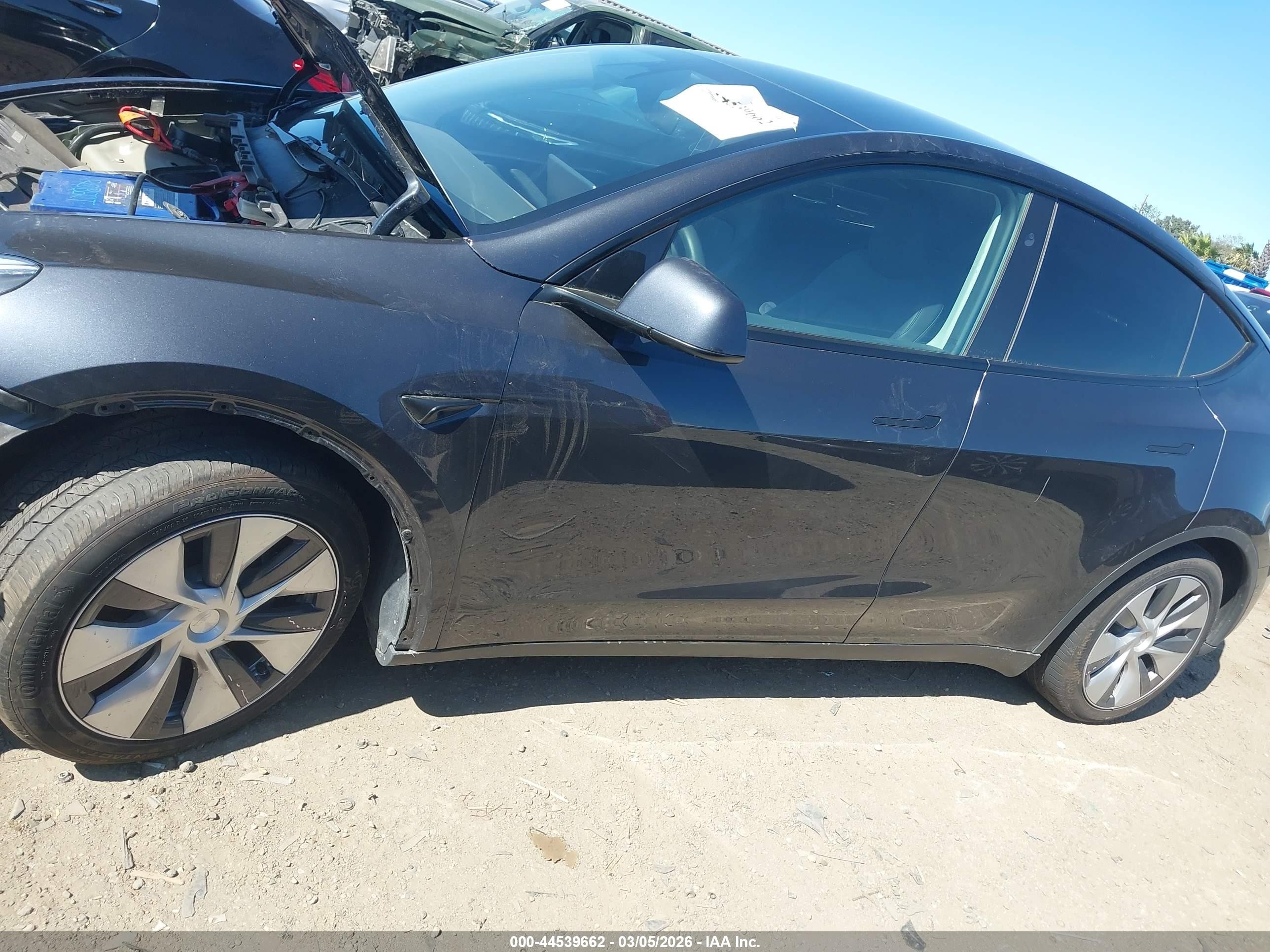 2024 Tesla Model Y Long Range Single Motor Rear-wheel Drive/rwd Gray vin: 7SAYGDED8RF011248
