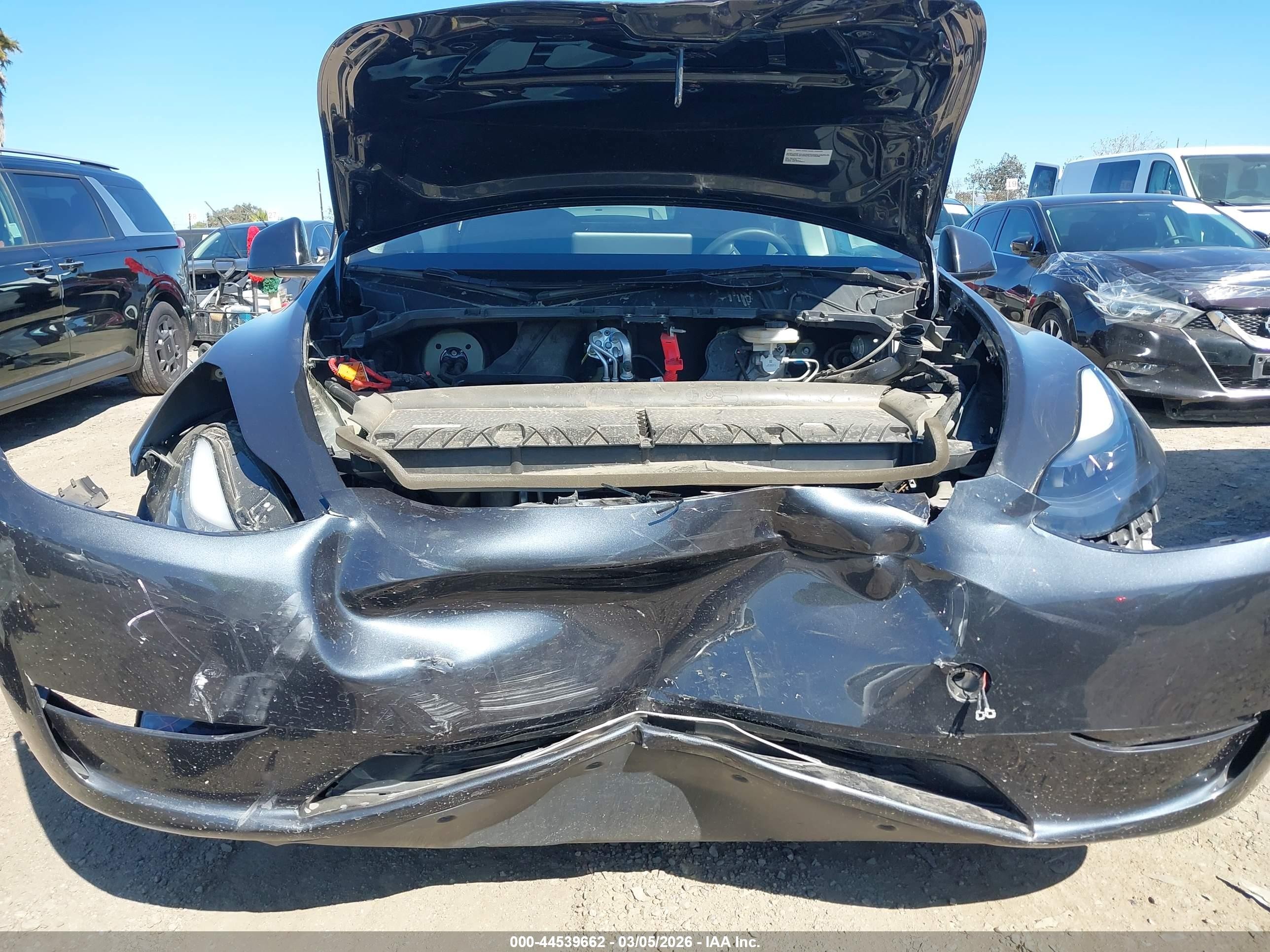 2024 Tesla Model Y Long Range Single Motor Rear-wheel Drive/rwd Gray vin: 7SAYGDED8RF011248