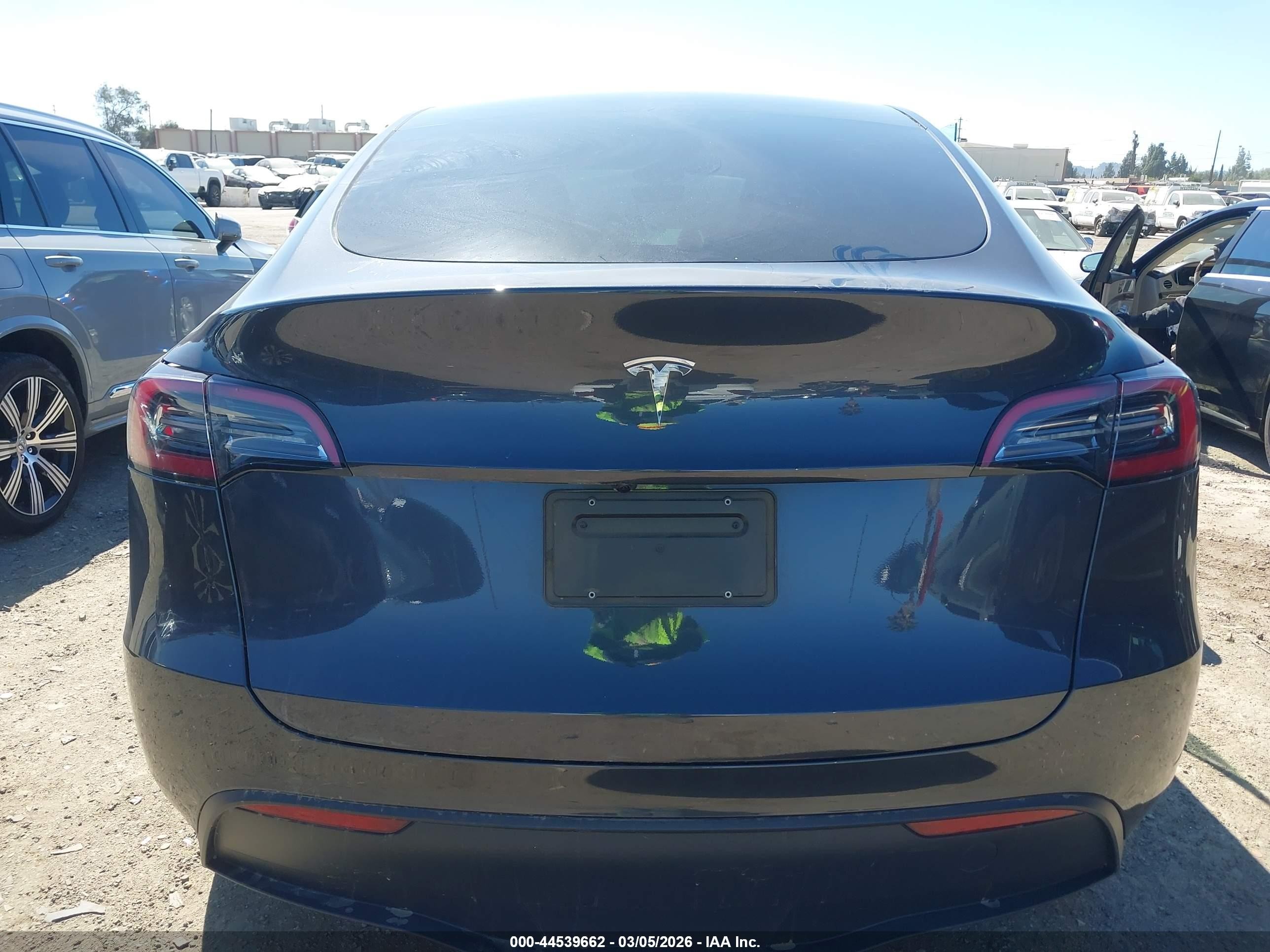 2024 Tesla Model Y Long Range Single Motor Rear-wheel Drive/rwd Gray vin: 7SAYGDED8RF011248
