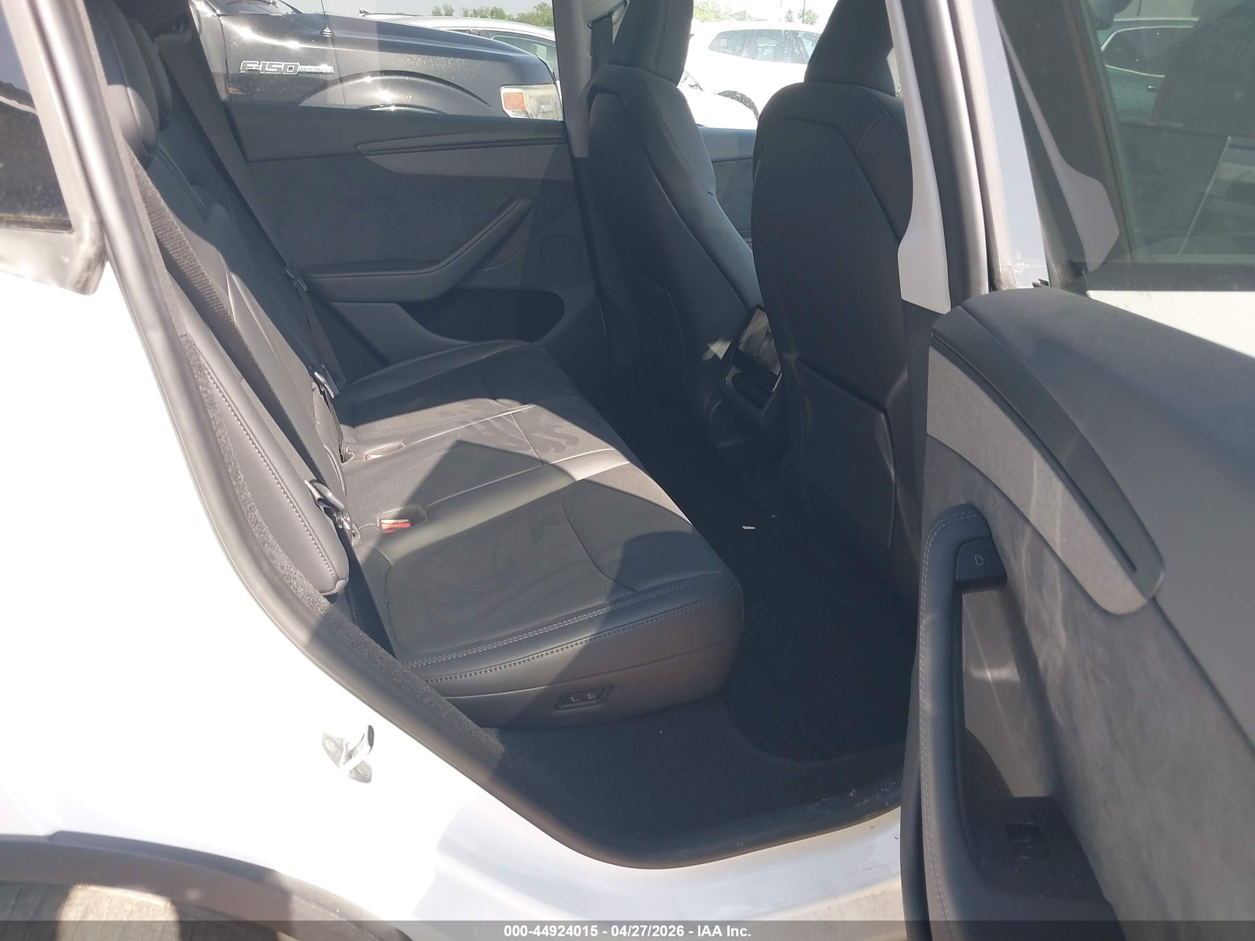 2026 Tesla Model Y Premium Rear-wheel Drive/standard Rear-wheel Drive White vin: 7SAYGDED9TA439656