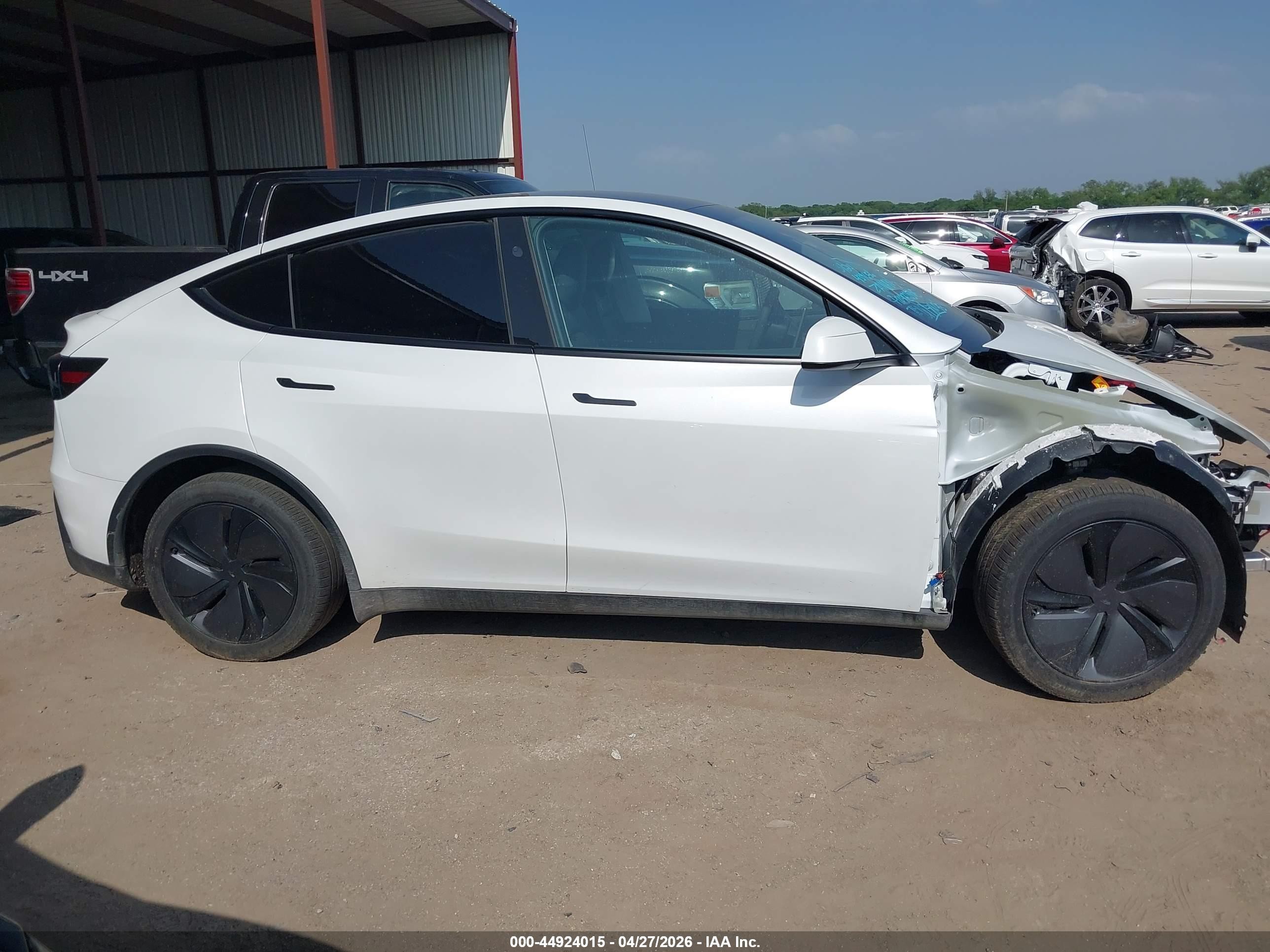 2026 Tesla Model Y Premium Rear-wheel Drive/standard Rear-wheel Drive White vin: 7SAYGDED9TA439656