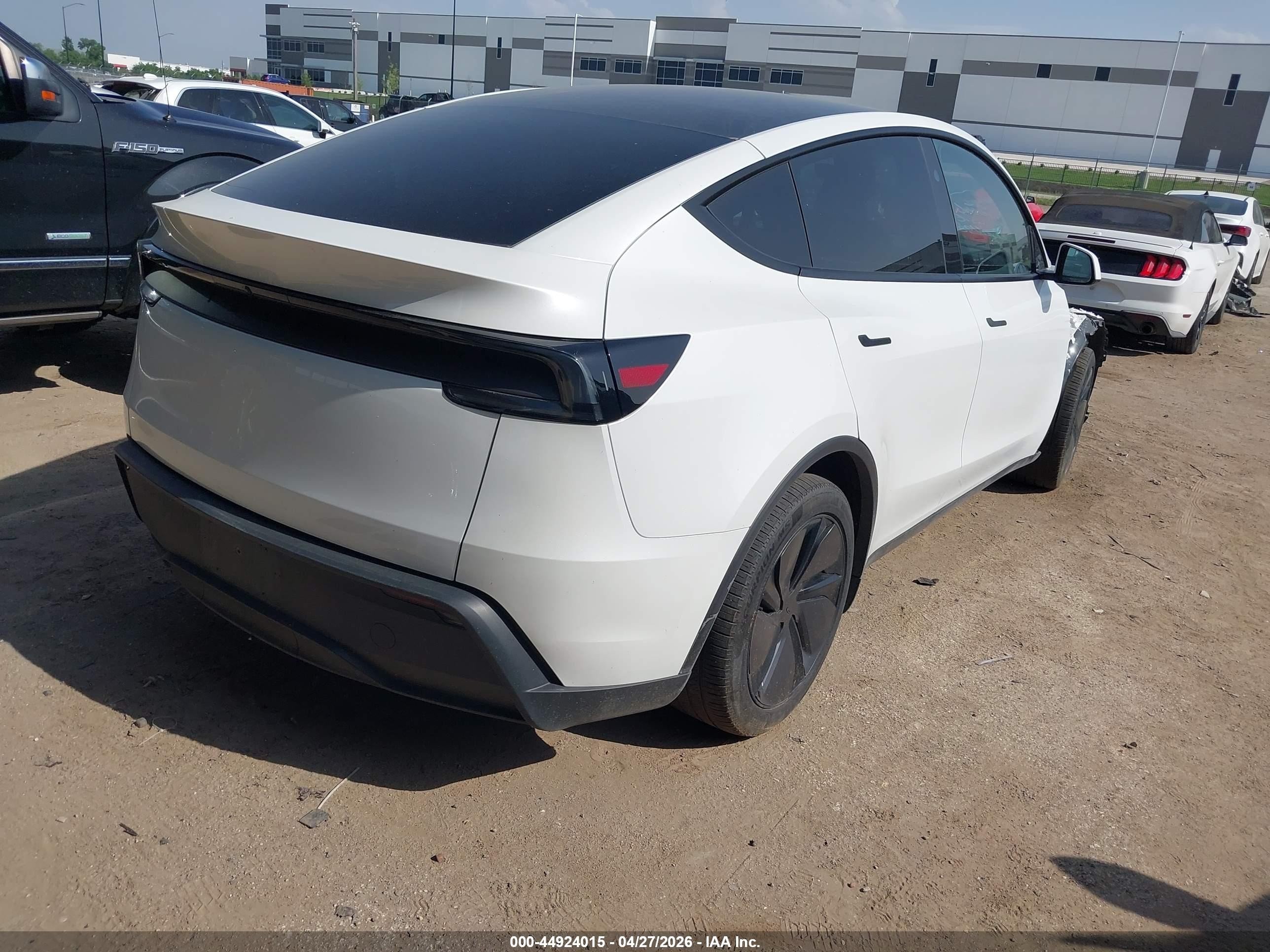 2026 Tesla Model Y Premium Rear-wheel Drive/standard Rear-wheel Drive White vin: 7SAYGDED9TA439656