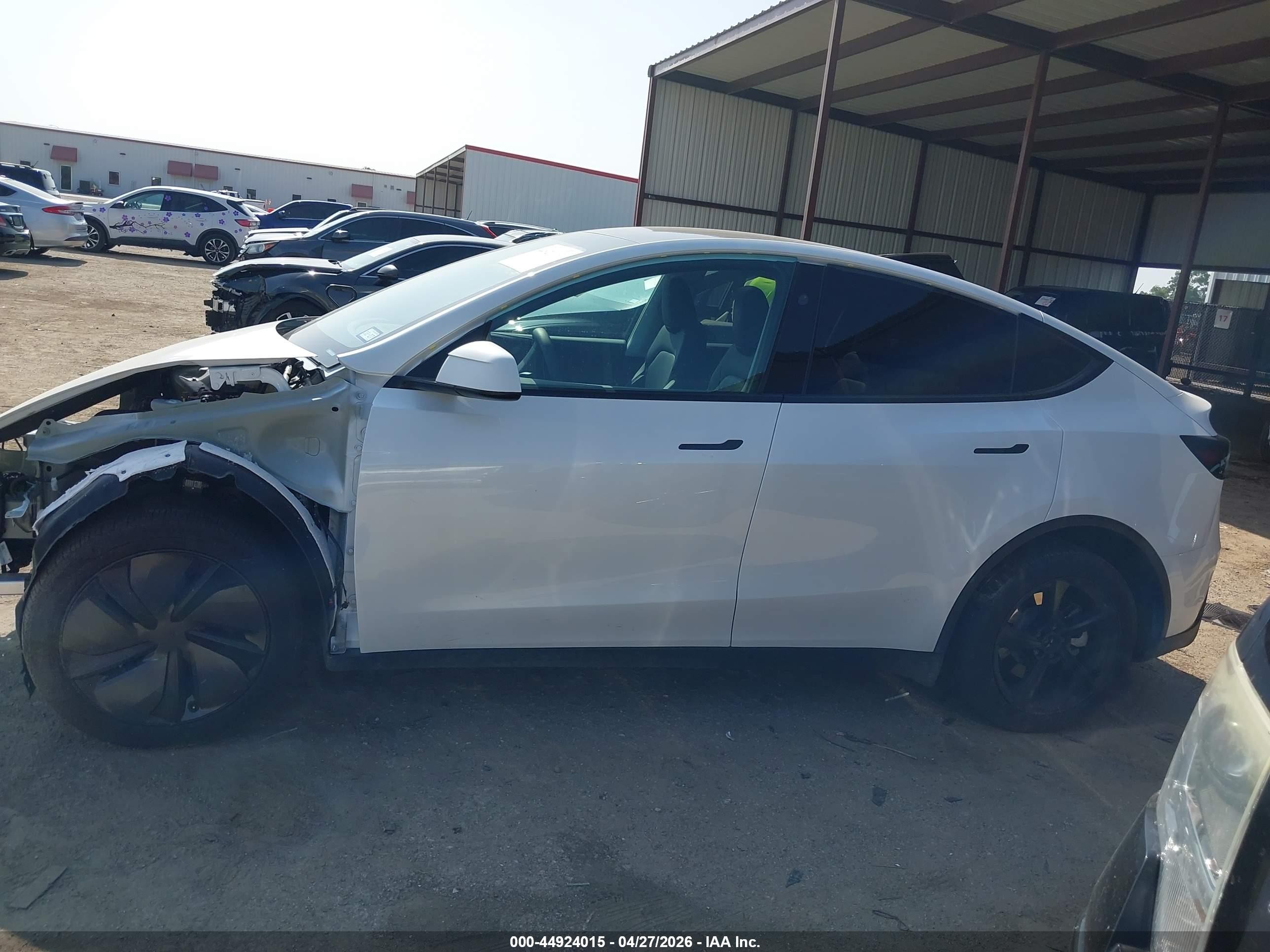 2026 Tesla Model Y Premium Rear-wheel Drive/standard Rear-wheel Drive White vin: 7SAYGDED9TA439656