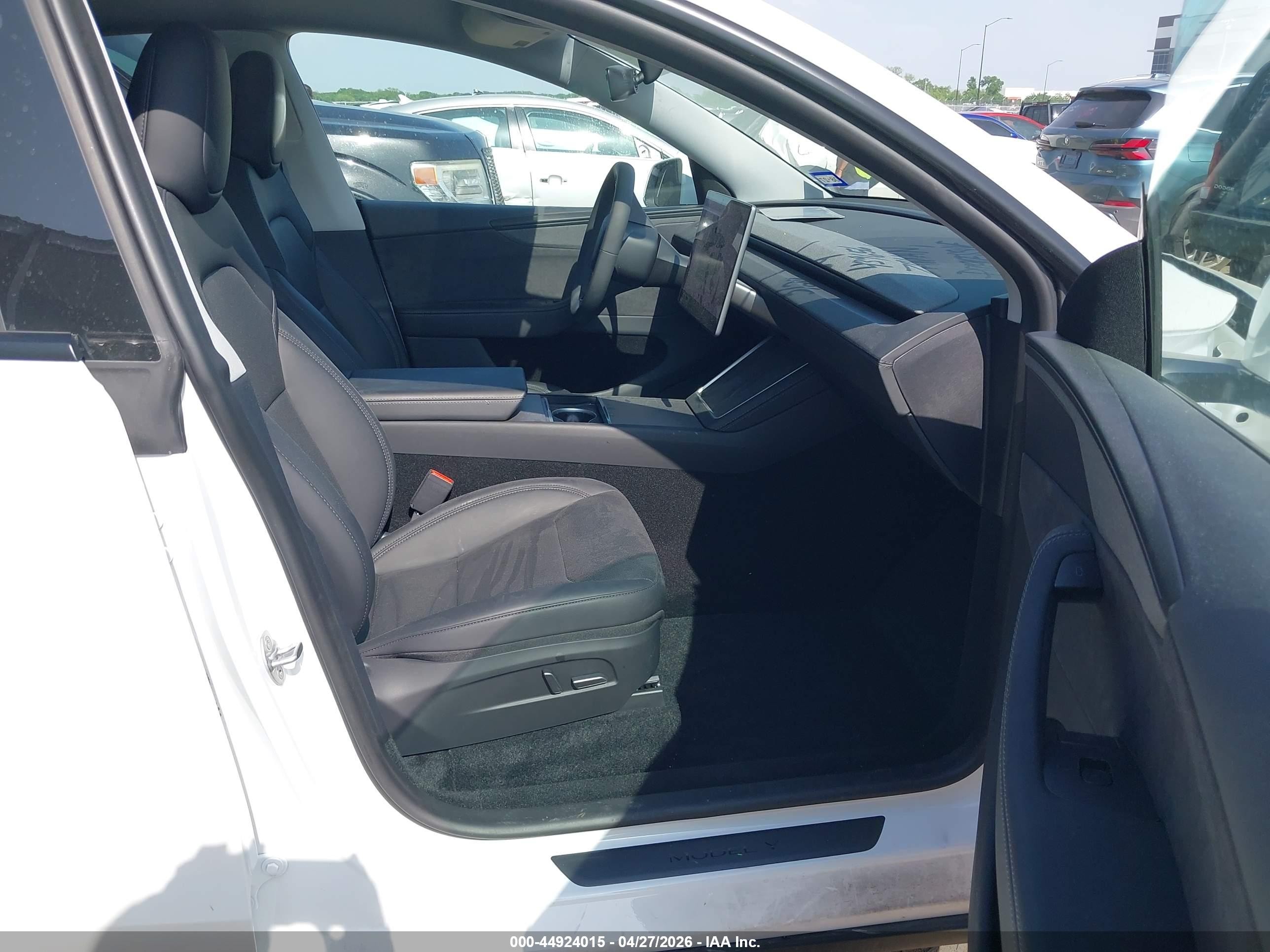 2026 Tesla Model Y Premium Rear-wheel Drive/standard Rear-wheel Drive White vin: 7SAYGDED9TA439656
