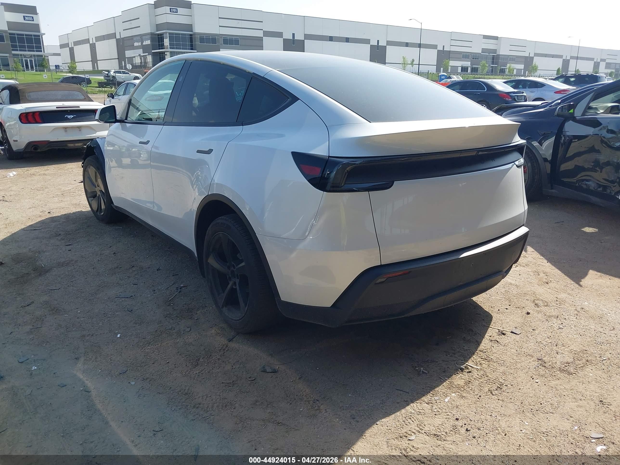 2026 Tesla Model Y Premium Rear-wheel Drive/standard Rear-wheel Drive White vin: 7SAYGDED9TA439656